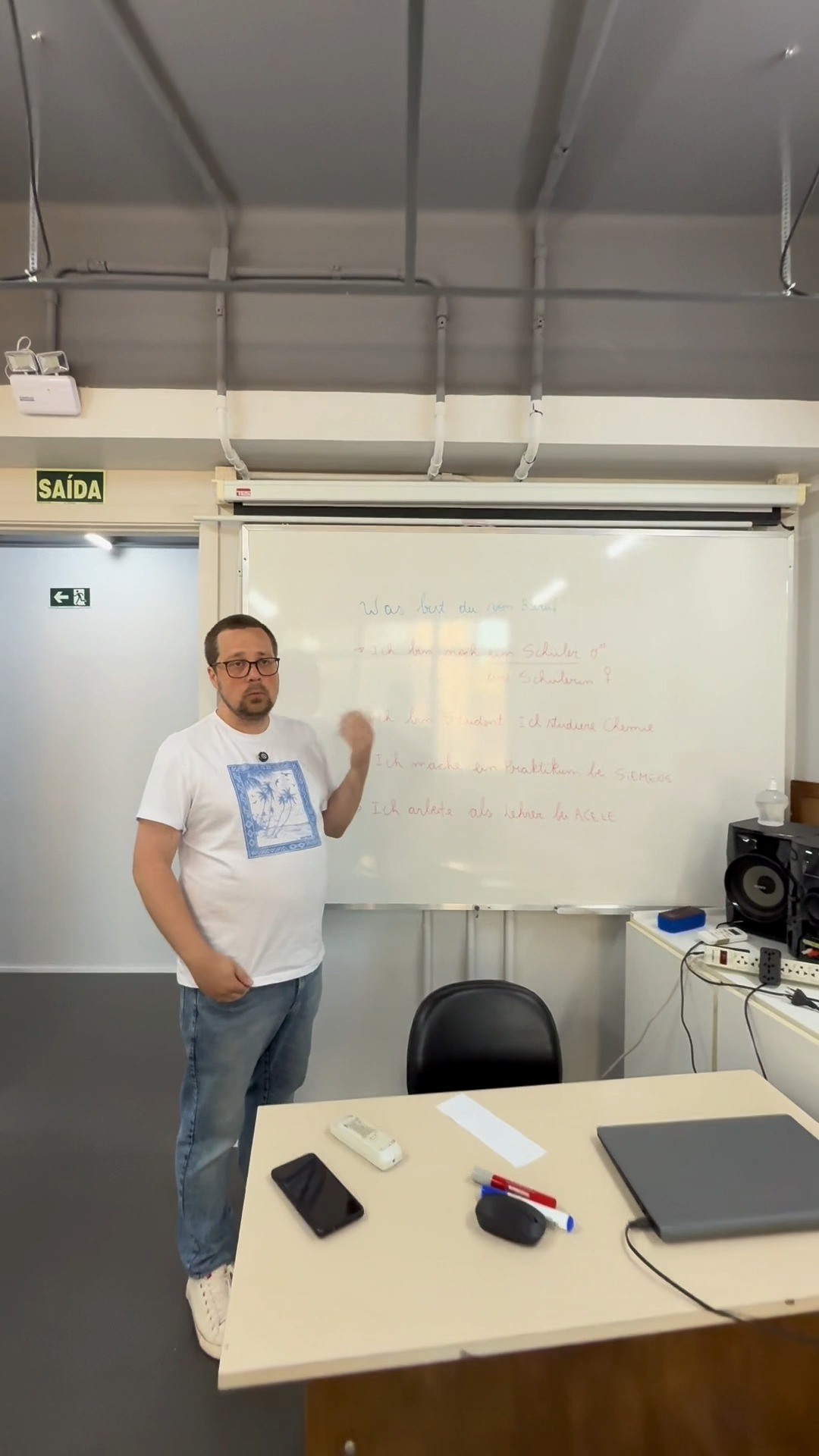"Então... o que você faz da vida?" 😅🇩🇪
Parece uma pergunta simples, até ela ser feita em alemão.
Aprender um idioma é muito mais do que decorar palavras: é conseguir falar sobre você, sua rotina, seu trabalho, seus sonhos e criar conexões reais com outras pessoas.
Na ACELE, você desenvolve a confiança necessária para transformar travas em conversas e responder com naturalidade às situações do dia a dia — em alemão e sem desespero. 😉
Cada nova palavra aprendida é um passo mais perto da fluência.
#ACELE #Alemao #AprenderAlemao #Idiomas #Fluencia