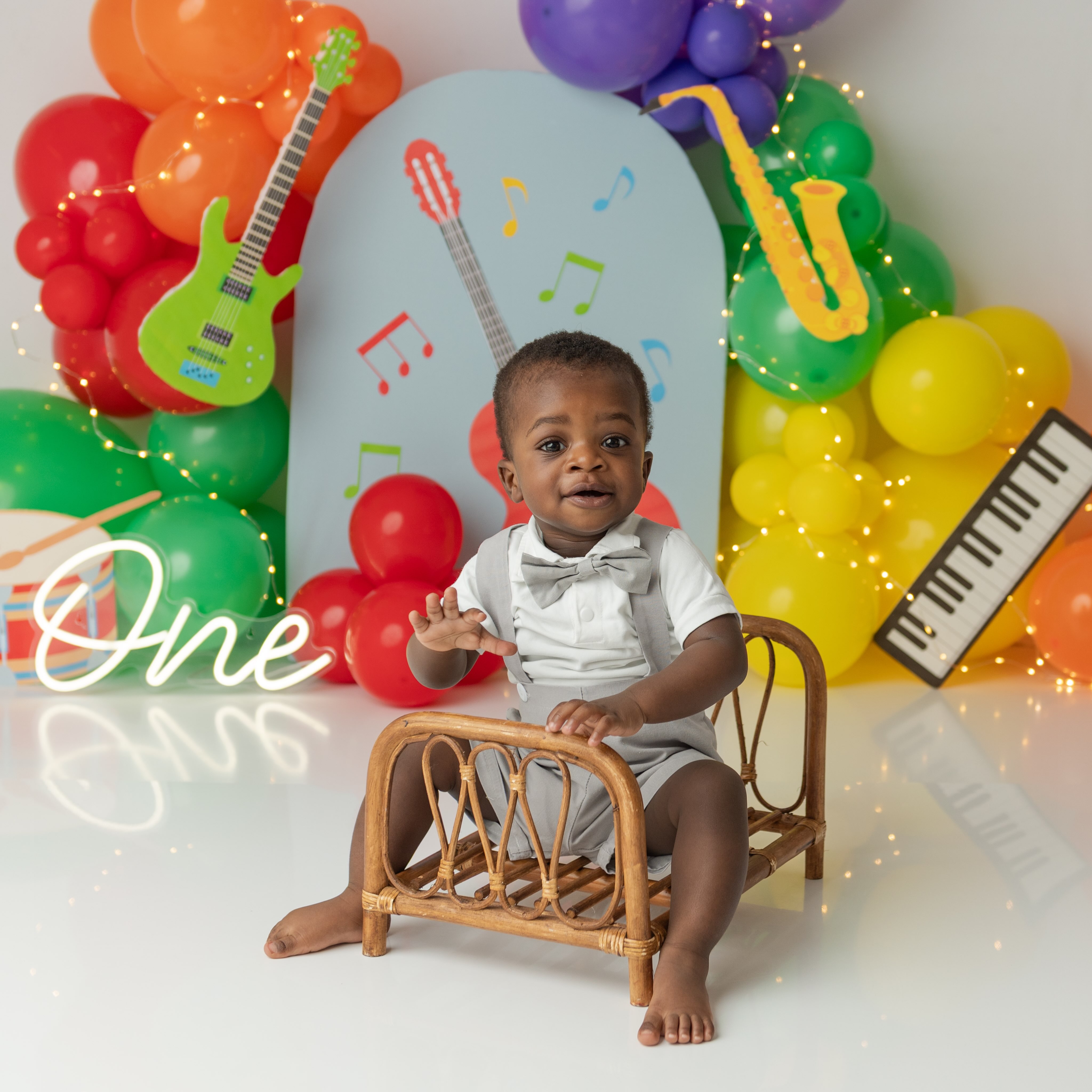 When mum asks for bright, colourful and a music theme 🎶🎸 This little man was so sweet!
If your baby is turning ONE this year, now is the perfect time to get in touch.
#wiltshirecakesmashphotoshoot #salisburycakesmashphotographer #amesburycakesmashphotographer #andovercakesmashphotographer #tidworthcakesmashphotographer