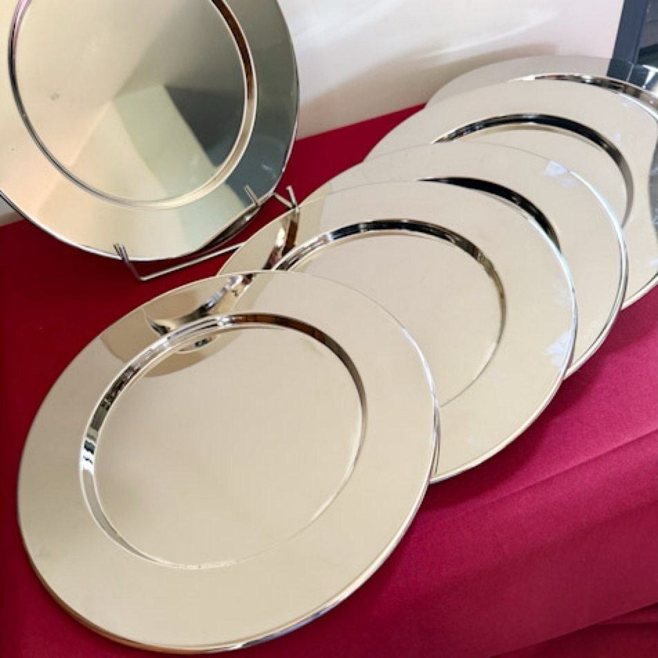 10 Assiettes de présentation en métal argenté .
Ø : 29,5 cm
Ø intérieur : 20 cm
Poids d’une assiette : 560 grammes
Bel état , belle brillance pour cette série de 10 assiettes de présentation.
🛒 prix et disponibilité dans la boutique en ligne .
#assiettes #plates #argenterie #artdelatable🍽