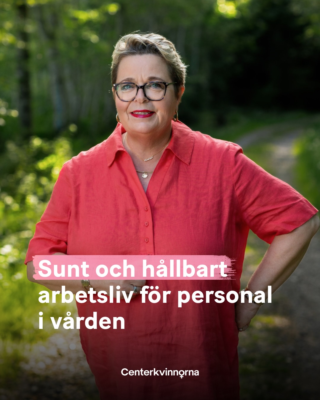 Vården kan aldrig bli starkare än människorna som bär den. Ändå arbetar många sjuksköterskor och undersköterskor under hög press, med för låga löner och chefer som har ansvar för alldeles för många medarbetare.
Det vill vi ändra på.
När vi satsar på vårdens personal satsar vi också på patienterna. En hållbar arbetsmiljö är en förutsättning för en trygg och jämlik vård i hela landet.