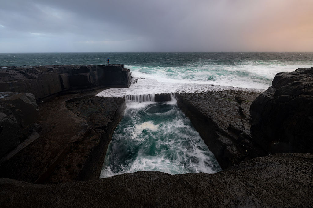 The Wormhole doing its thing.
Carved into the rock like it was planned that way, and then the Atlantic comes in and fills it on its own terms. Calm one minute, wild the next.
📸 Photo by Diarmuid O’Donovan
It’s worth taking your time to find spots like this.
Stay with us at the Aran Islands Hotel, head out exploring, and come back to good food, a drink, and a warm place to sit after.