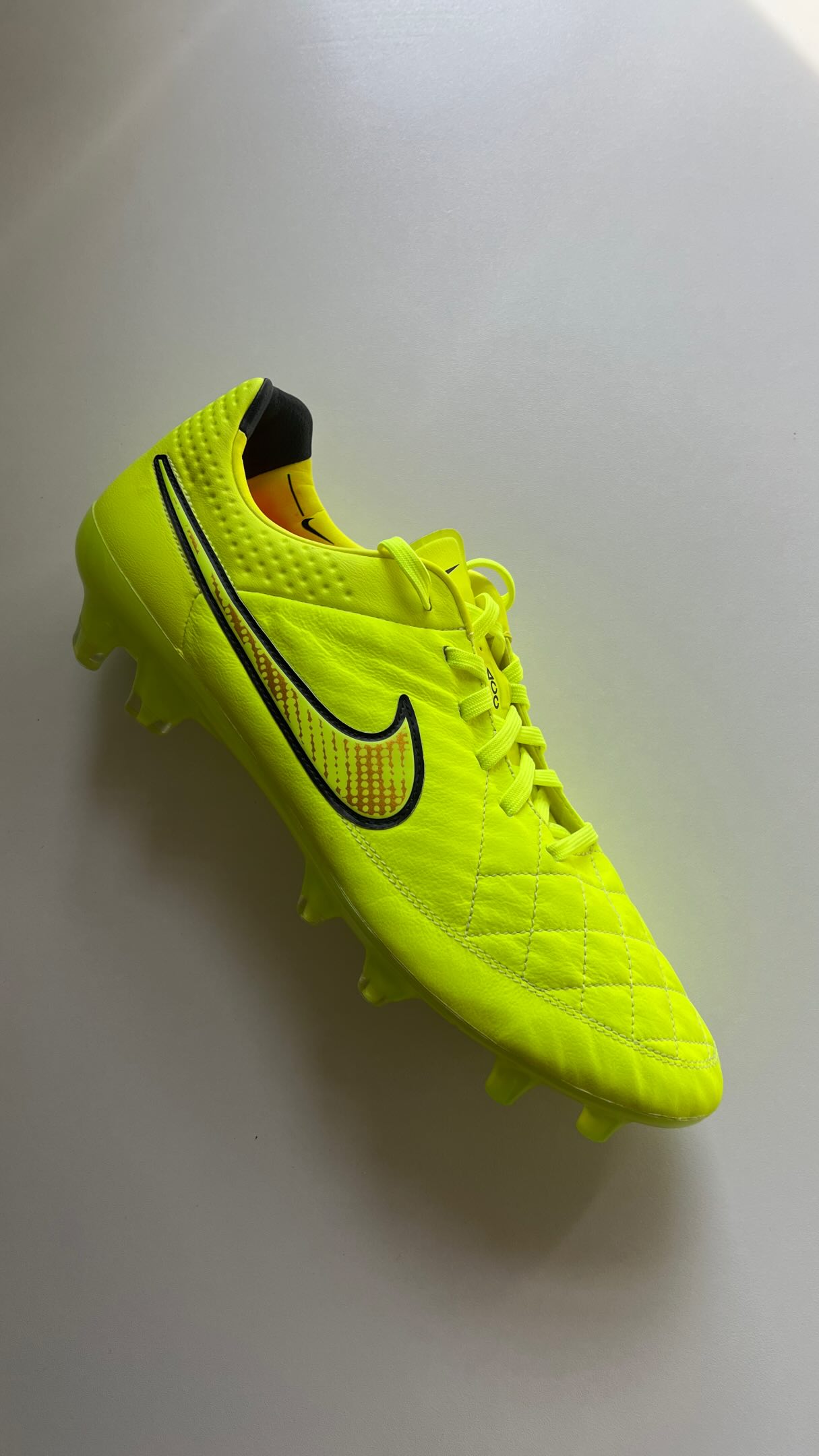Some boots follow trends…
Others create them.
The Nike Tiempo Legend V ACC “Volt / Hyper Punch” is a reminder of when football boots perfectly balanced 2014 World Cup heritage and innovation.
Premium kangaroo leather. ACC technology. A colourway that still turns heads over a decade later.
In a world of constant new releases, classics like these only become harder to find.
If you know, you know. 💛⚫️
Available now at Bootsfinder. 
#NikeTiempo #TiempoLegendV #FootballBoots #BootTok #NikeFootball