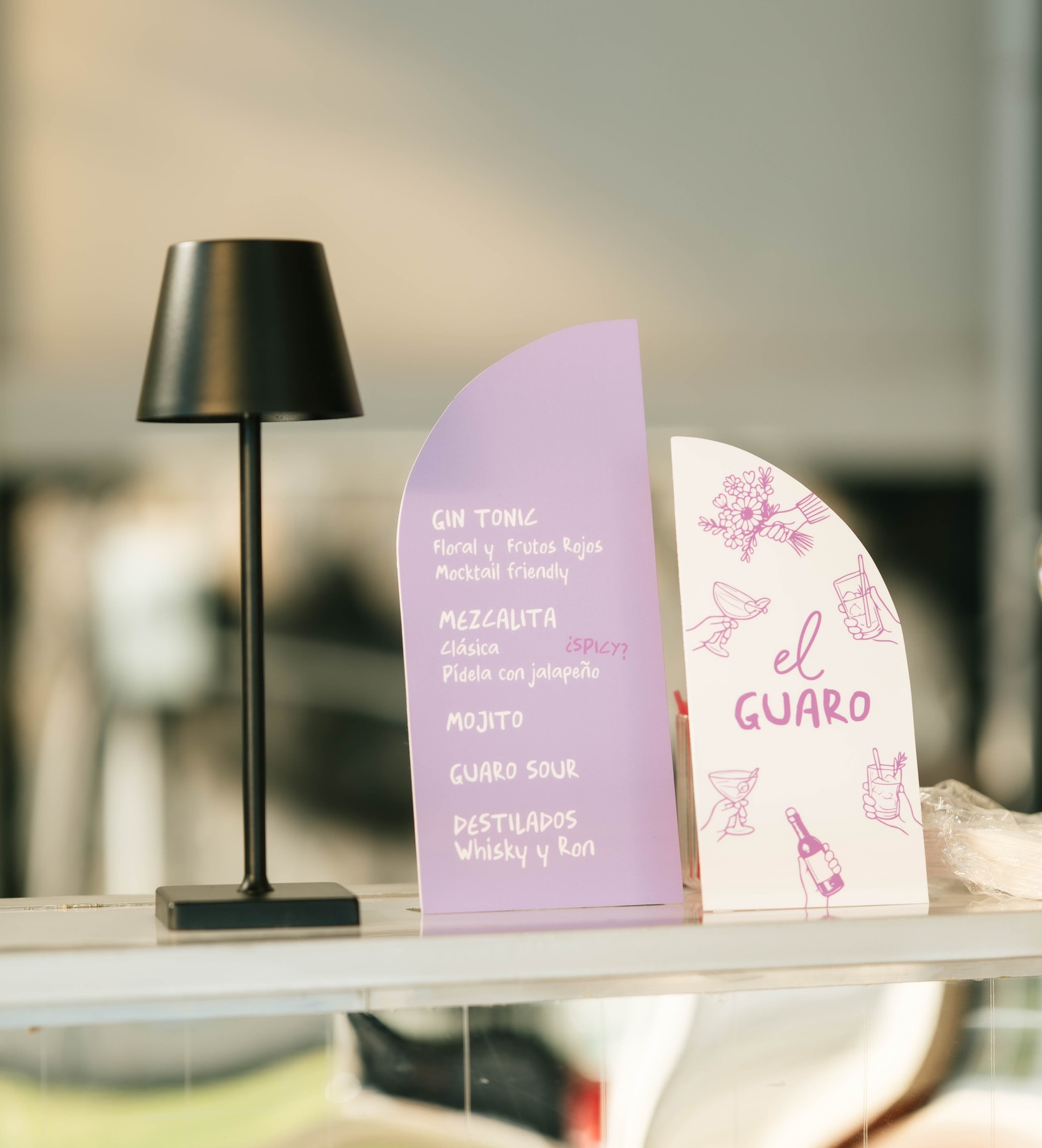 Un menú de bar bien diseñado eleva la experiencia de tus invitados y complementa la decoración de tu evento. Personalizado para cada celebración. 🍸✨
- Venue: @elarcaeventos
- Mesa dulce: @sweetboutiquecr
- Coctelería: @milanesi_co
- Decoración: @andreafonseca_disenofloral
- Fotografía: @luma.std
- Iluminación & bolas disco: @eventec
- Mobiliario: @costamesaeventrentals
- HMUA: @natybeautycr
- DJ: @djstecr
- Fiambres: @bon_appecheese_cr
- Música ceremonia: @daniela_castro_violinista
- Papelería: @lovelydayscr
- Polaroids: @risktakerscr
- Instagram corner: @arteneoncr
- Wedding planner: @thegrapefruitcr