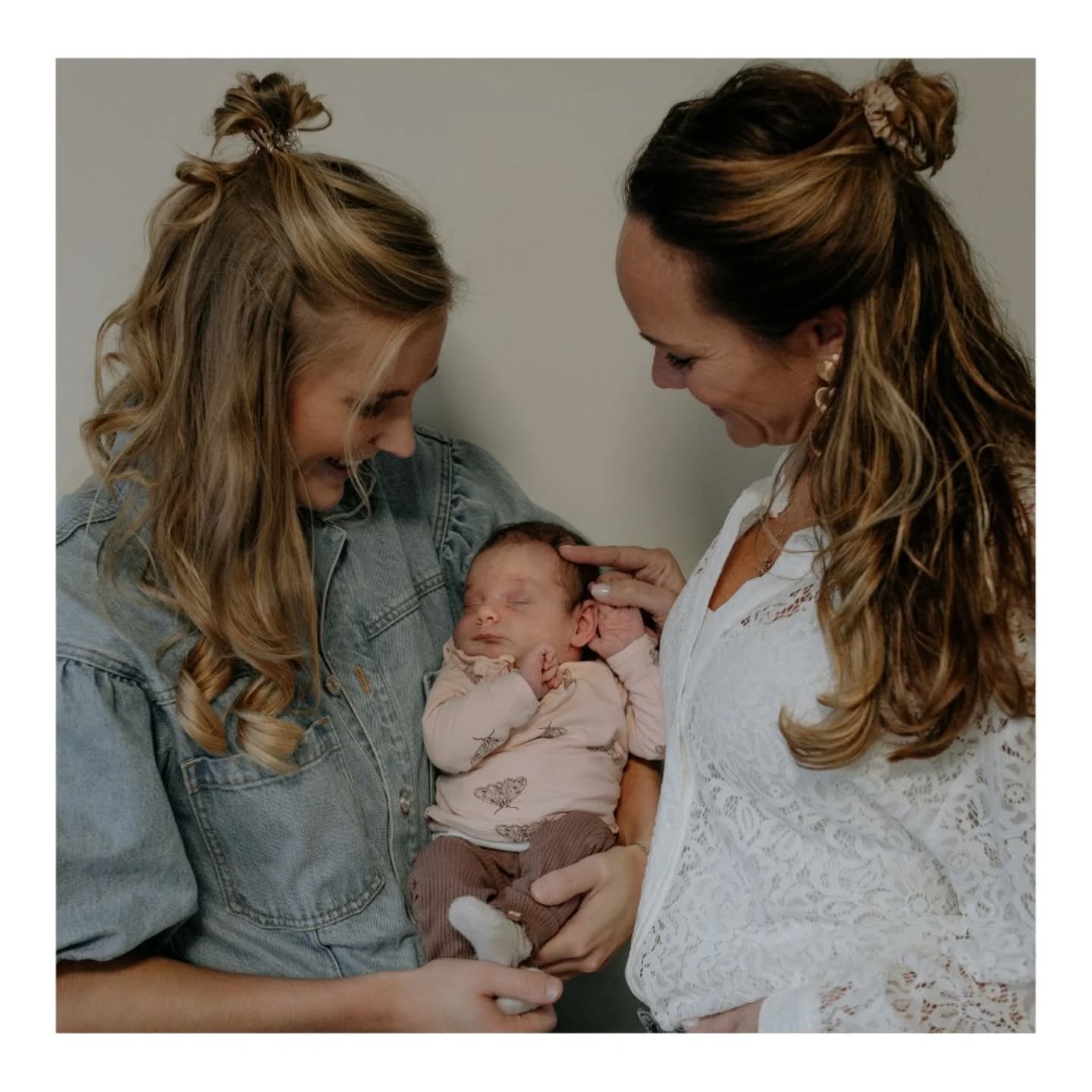🖤 WERELD BORSTVOEDINGSWEEK 🖤
Deze week is het Wereld Borstvoedingsweek! Het thema van dit jaar is 'Borstvoeding voor een duurzame start in het leven: versterk wat werkt' en richt zich op het versterken van het beleid en de voorlichting aan moeders met als doel een succesvolle borstvoedingsperiode 🤱🏼
Borstvoeding heeft veel voordelen voor zowel moeder en baby, tegelijkertijd weten we dat het niet altijd vanzelf gaat. Vragen of twijfels kunnen daarbij horen, zeker aan het begin als de borstvoeding nog op gang komt. De kraamzorg en wij als verloskundigen zijn er tijdens de kraamweek (en daarna!) altijd om jullie hierin te adviseren en te ondersteunen. Samen kijken we naar wat voor jou én de kleine werkt! 💪🏼
Welke keuze je ook maakt rondom de voeding van je kindje, wij vinden het belangrijk dat de keuze goed voor jullie voelt. Borst- of kunstvoeding, er is geen goed of fout! ❤️
Mochten er vragen zijn over voeding, laat het ons dan vooral weten! 😊
Liefs,
Team ZOË