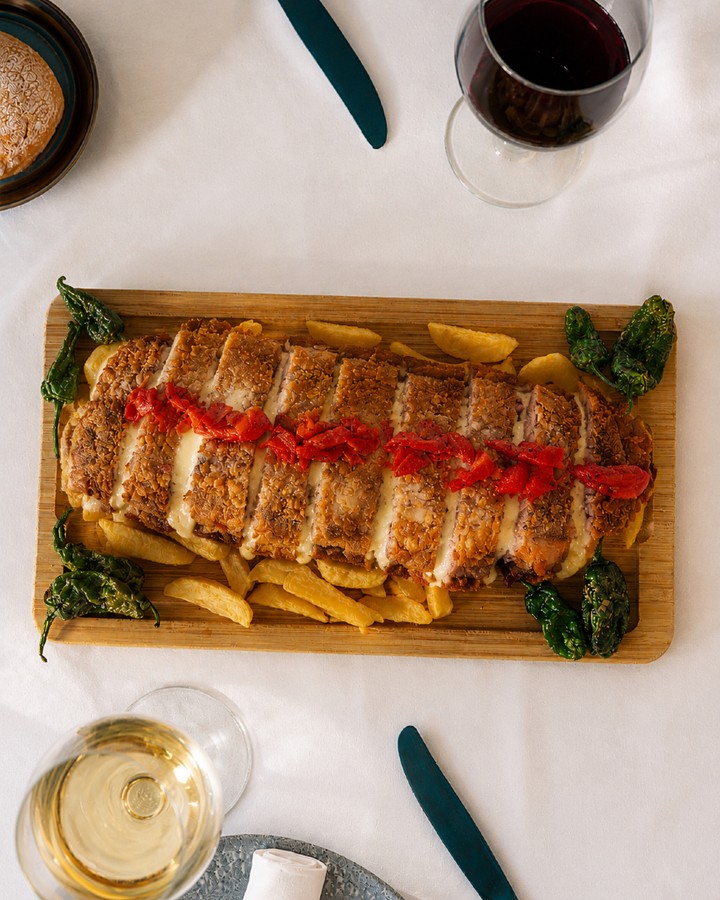 Hay platos que no necesitan presentación, solo un buen cuchillo. 🔥🧀
Nuestro cachopo llega dorado por fuera, jugoso por dentro y con ese queso fundido que aparece en cada corte para recordarte por qué es uno de los favoritos de la casa.
Porque un buen cachopo no solo se come… se disfruta desde el primer vistazo hasta el último bocado. 🤤
¿Con quién compartirías esta tabla? 👇
🥘RESTAURANTE SALAMAR🦀 Especializados en Arroces, pescados y mariscos. Calle de Cartagena, 103