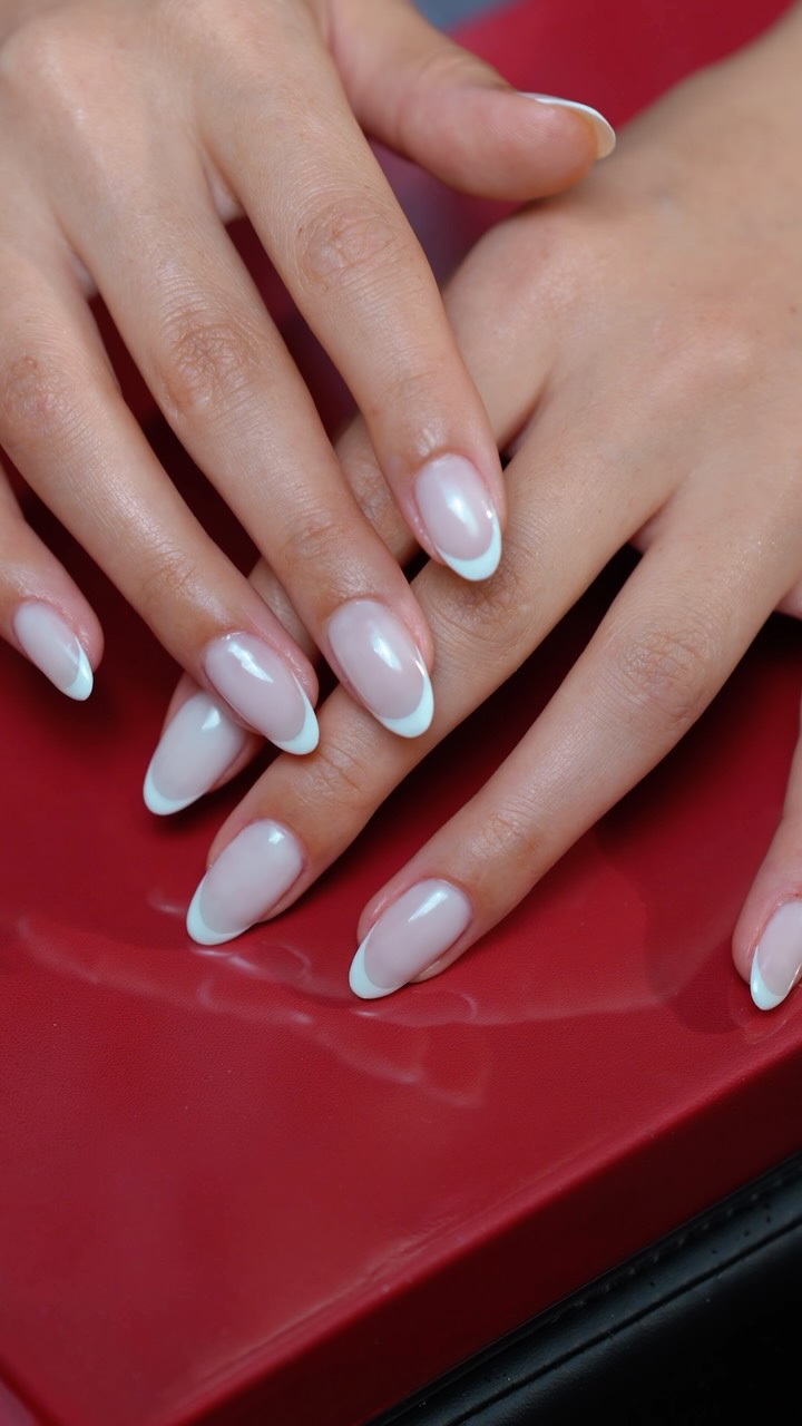 ✨ أظافر صيفية تكمّل إطلالتج بكل أناقة! 💅☀️
في جراند فلورا، شغلنا يتميّز بالدقة، والنظافة، والسرعة من غير ما نتنازل عن جودة التفاصيل. لأنج تستاهلين خدمة مرتبة، نظيفة، وتخلّصين بسرعة وتطلعين بأجمل نتيجة. 🤍
#GrandFlora #SummerNails #NailArtDubai #DubaiSalon #أظافر_صيفية