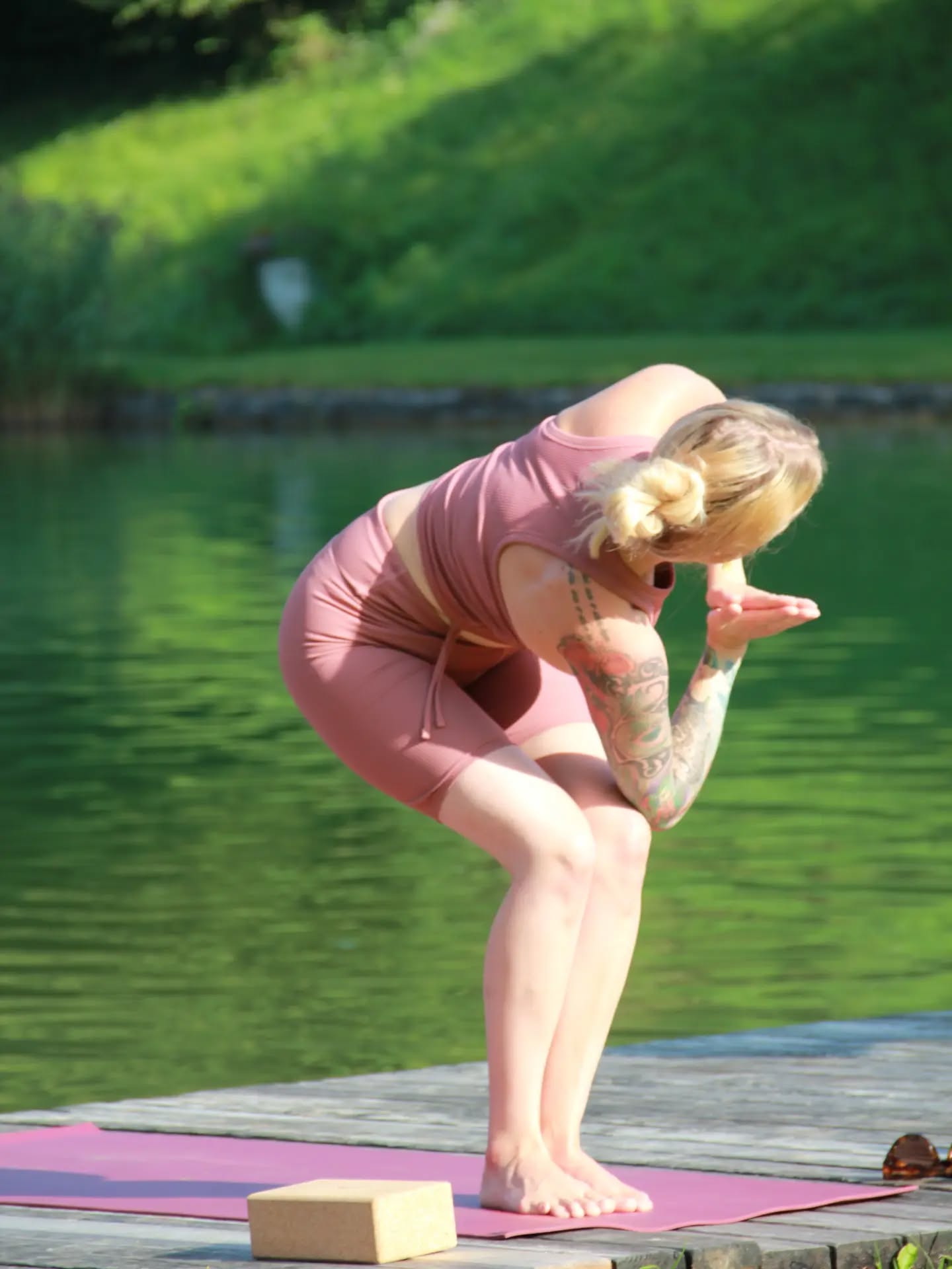Yoga im Freien verbindet die positiven Wirkungen von Yoga mit den Vorteilen der Natur. Das macht die Praxis besonders wohltuend:
• Frische Luft unterstützt eine tiefe Atmung und sorgt für ein angenehmes Gefühl von Energie und Klarheit.
• Natürliches Tageslicht kann die Vitamin-D-Bildung fördern und den Biorhythmus unterstützen.
• Die Natur beruhigt: Studien zeigen, dass Zeit im Grünen Stress reduzieren und das Wohlbefinden steigern kann.
• Mehr Achtsamkeit: Vogelgezwitscher, Wind und Wasser helfen, den Moment bewusster wahrzunehmen.
• Balance und Körpergefühl: Unebene Untergründe wie eine Wiese fordern die stabilisierende Muskulatur und verbessern die Körperwahrnehmung.
• Erholung für Körper und Geist: Die Kombination aus Bewegung, Atem und Natur kann helfen, Anspannung abzubauen und neue Kraft zu tanken.
.
.
#YogaImFreien #yogawellbeing #alpbachtal #FreiluftYoga #entspannungpur