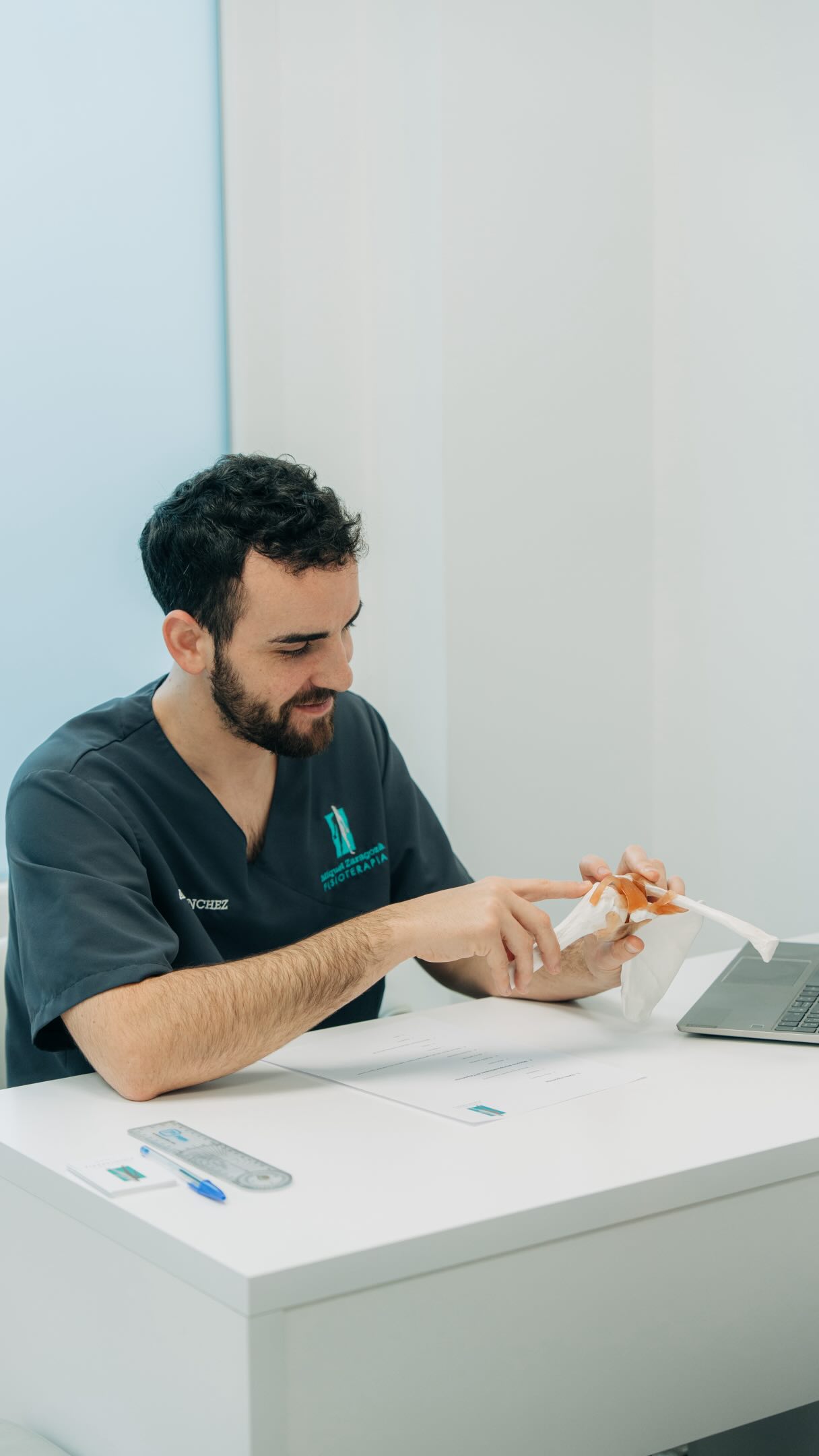 💛 Cada pacient és únic, i cada tractament també ho és
A Clínica Miquel Zaragozà Fisioteràpia treballem cada dia per ajudar-te a recuperar-te, prevenir lesions i millorar la teua qualitat de vida.
Valorem cada cas de manera individual, busquem l’origen del problema i dissenyem un tractament adaptat a les teues necessitats, combinant experiència, tecnologia i exercici terapèutic.
El nostre objectiu és que tornes a moure’t sense dolor i amb confiança.
📍 Alcalà
📍 Les Coves de Vinromà
📍 Albocàsser
#miquelzaragozafisioterapia #alcalà #lescovesdevinromà #albocàsser