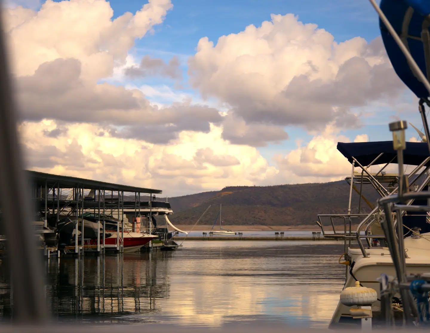 Beautiful skies = sailing time!
•
•
•
#sailing #sailaz #lakepleasant #boatlife #sailboats