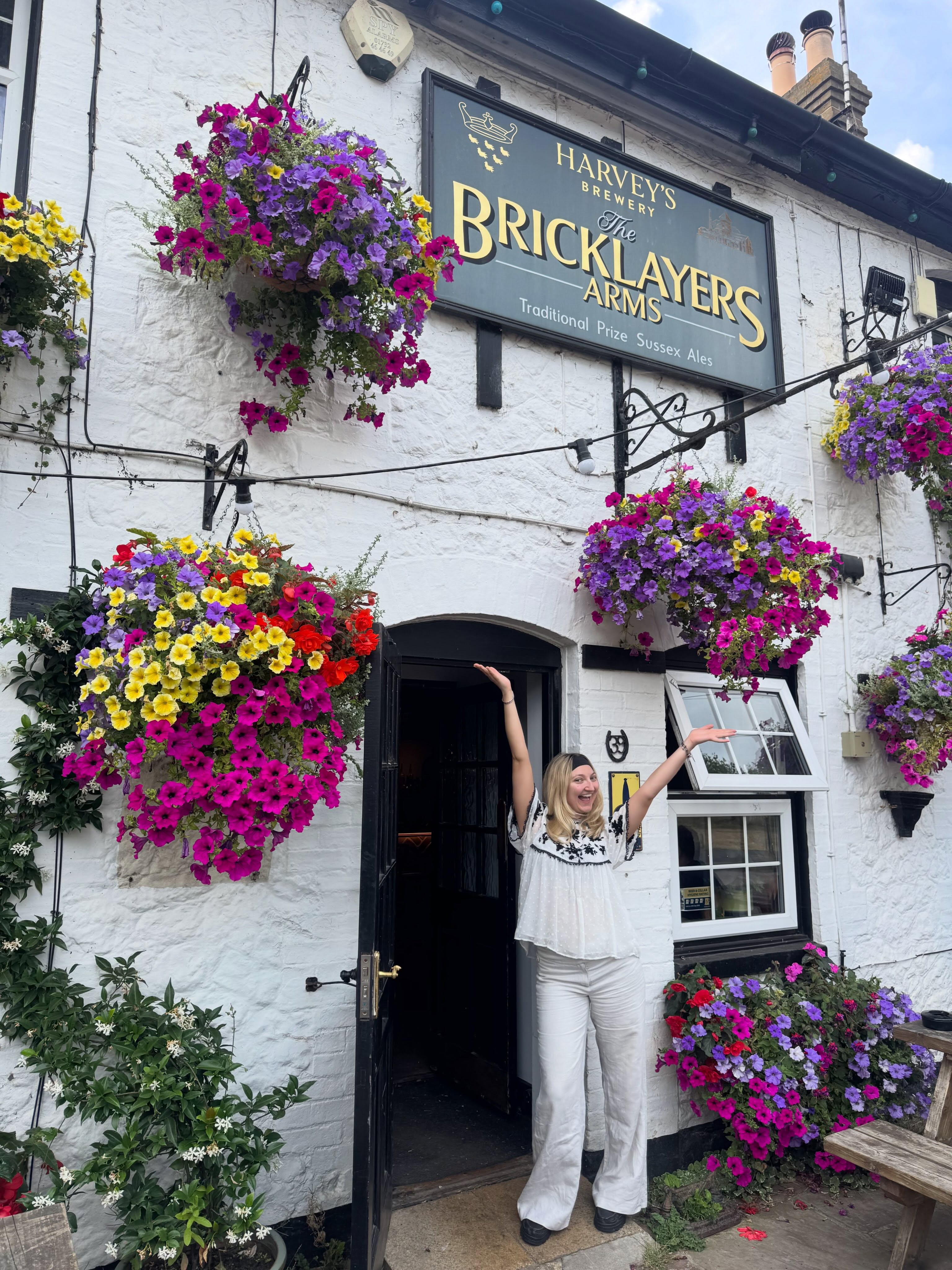 ✨ Meet the Team – Esther! ✨
Say hello to Esther! 👋
Esther has been part of the team for many years and is a familiar friendly face to so many of our customers. Whether you’re popping in for a quick drink, a bite to eat, or a catch-up with friends, she’ll always greet you with a smile and make you feel right at home.
Come in, say hello, and enjoy service with a smile from Esther and the rest of the team! 🍻😊
#BricklayersArms #Chipstead #ChipsteadKent #Sevenoaks #harveysbrewery