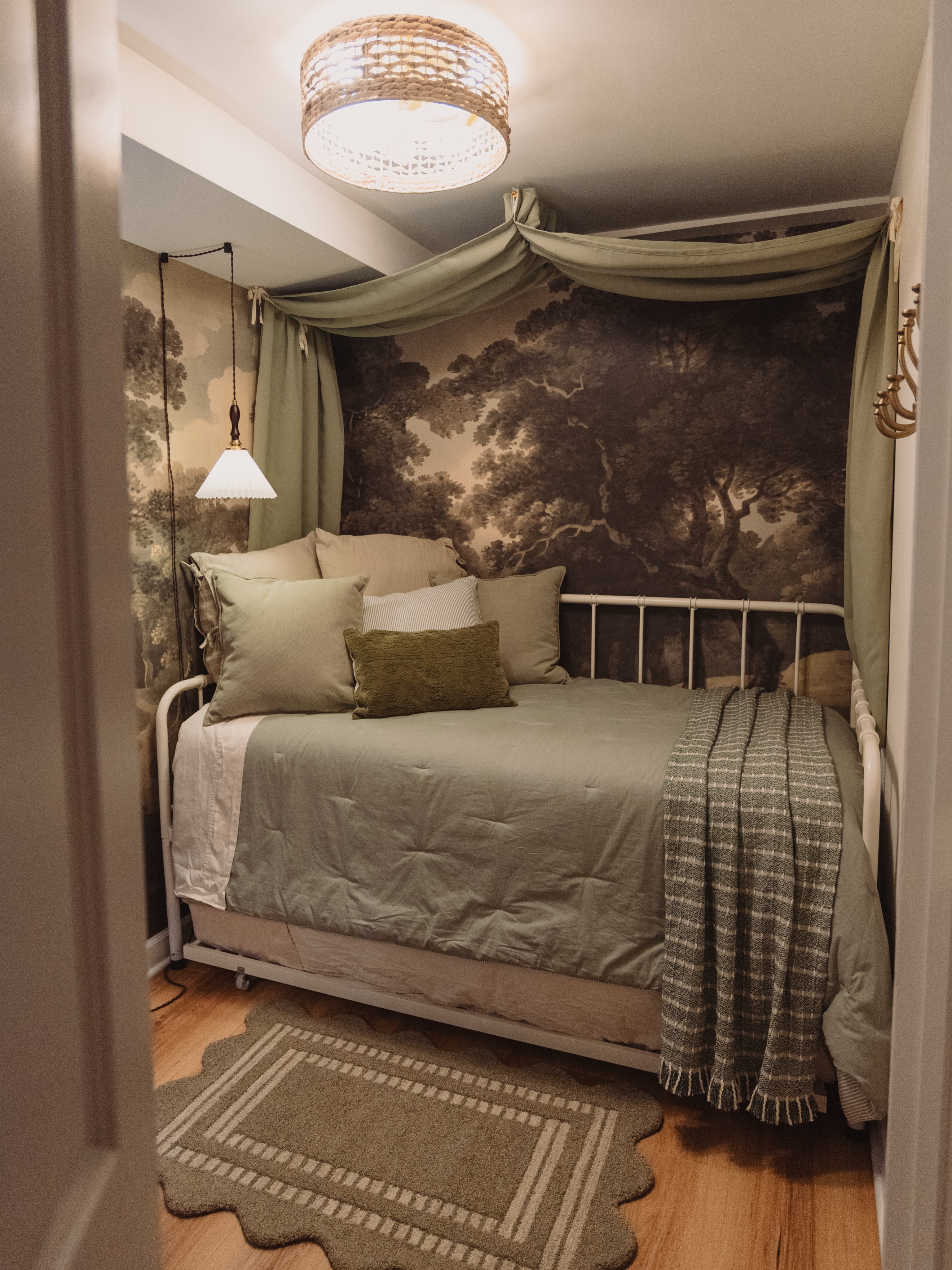 Some still shots of this cozy guest room I’ve been working on! Swipe for the before. :)
.
.
#homedecorideas #smallspaceliving #interiordesign
