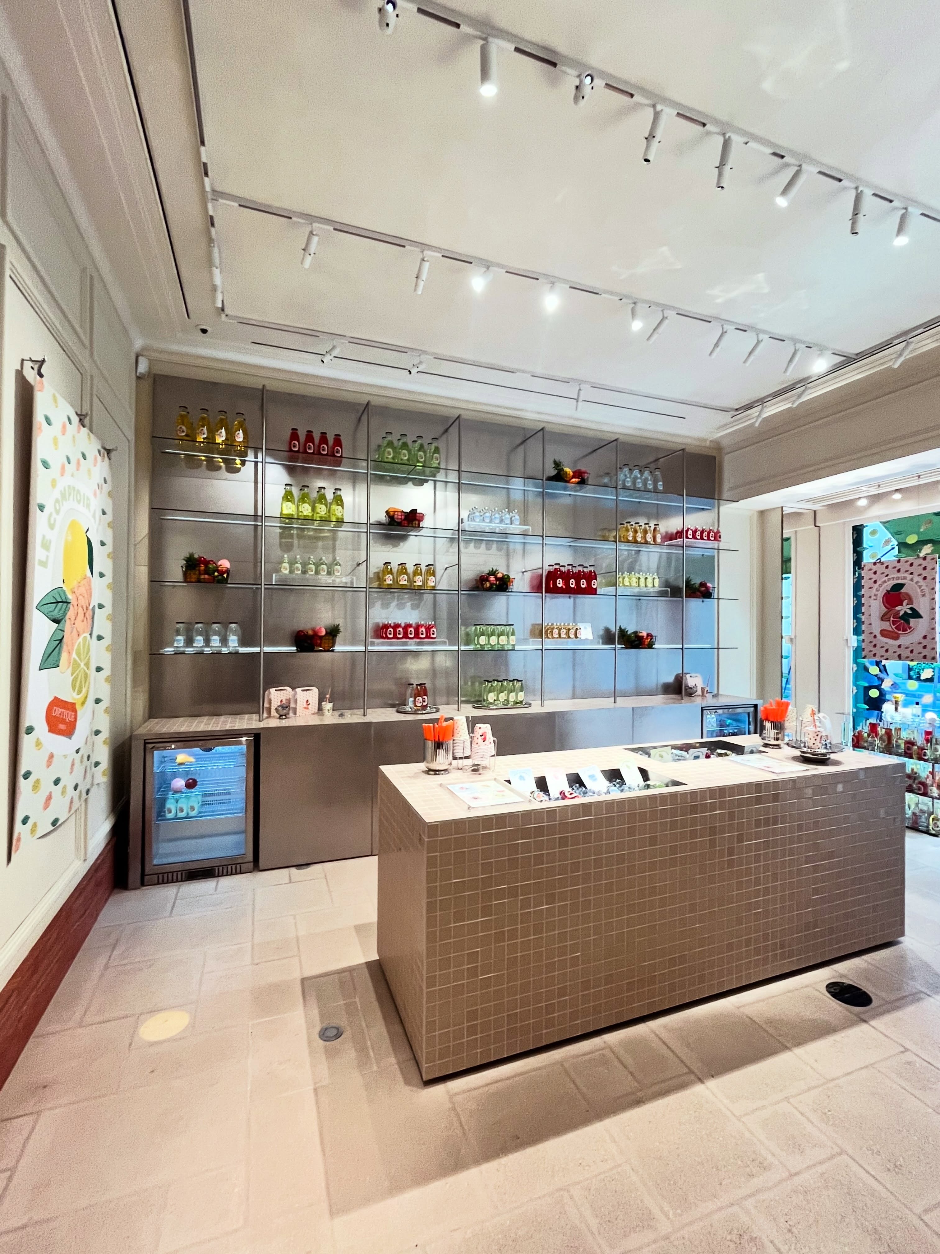 A splash of summer 🍋 @diptyque Maison Duphot in Paris invited @thesocialfood to create some botanical infused waters displayed through a colourful VM. Called the Water Counter, the waters are inspired by the Mediterranean scents of their perfumes. Until August 31st.