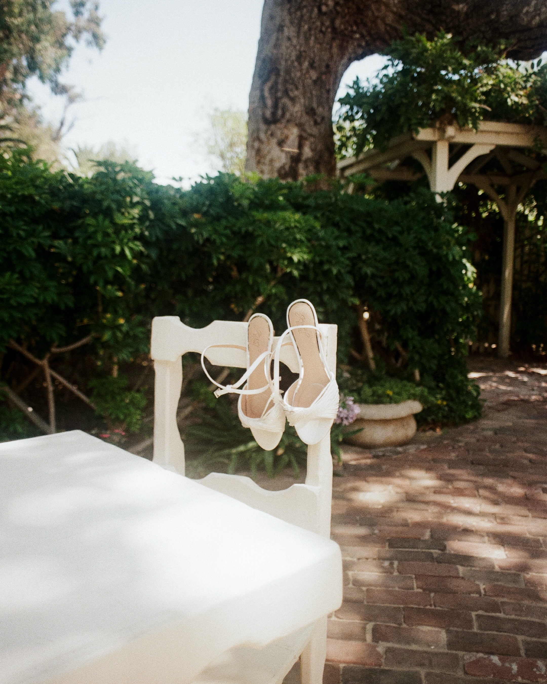 i don’t think i’ll ever stop being amazed that film has a way of slowing you down. every frame asks you to trust your eye, your instincts, and the moment in front of you. there are no endless retries, just intention.
i had the opportunity to second shoot this entire wedding on film, and getting to create alongside @danileiphoto (my favorite person to share a wedding day with) made it even more special.
i brought a few different film cameras with me, but the one that means the most is my olympus. my dad bought it over 50 years ago while he was stationed in germany, and somehow it’s still working just as beautifully today. there’s something really meaningful about using a camera with so much history to document the beginning of someone else’s story.
these frames aren’t perfect, and i don’t want them to be. they’re honest, nostalgic, and full of the kind of character that only film seems to hold onto. i already can’t wait to shoot another wedding this way.
#35mmfilm #filmweddingphotographer #secondshooter #weddingfilmphotography #olympusfilmcamera