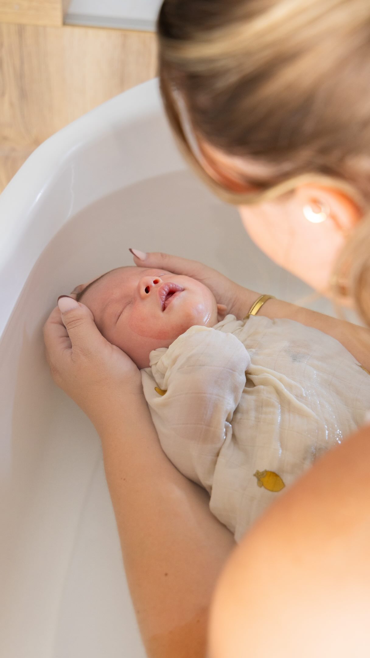 Les yeux immergés dans l’eau, au plus proche de sa vie in-utero 💛
Mathilde Gauthier, infirmière
Accompagnement périnatal
📍Haute-Savoie
www.monpremierbattement.com
📷 @oxiane.photographie pour capturer vos souvenirs pour la vie
————————————————————————————
#therapeutiquebainbebe #baindesonia #maternite #thalassobainbebe #hautesavoie