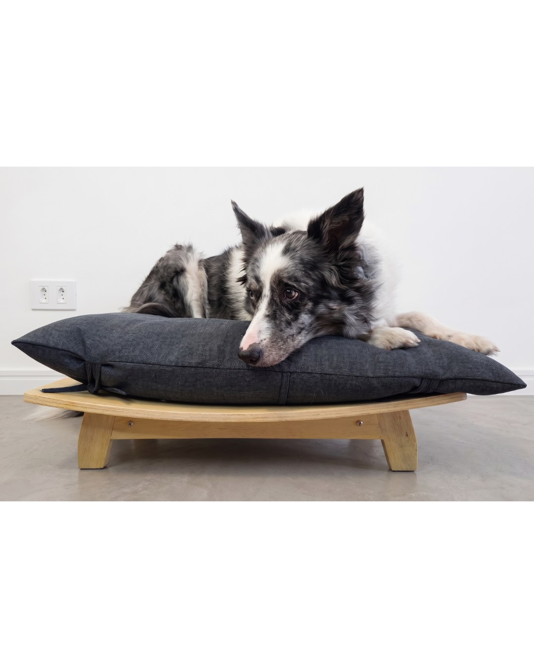 Seu espaço não precisa abrir mão do design para oferecer o máximo de aconchego ao seu companheiro.
Desenvolvida para integrar a decoração com sofisticação, a Cama Pet Hinata une a autenticidade da madeira ao toque agradável de um tecido resistente e confortável.
Muito além de um acessório convencional, ela foi projetada como um móvel pet autoral, pensado sob a ótica da arquitetura de interiores e do design de móveis. É a escolha ideal para quem procura uma cama pet sofisticada, capaz de valorizar a estética da sala ou do quarto enquanto garante o descanso perfeito para o pet.
Ficha Técnica:
• Dimensões: 65 x 55 cm
• Materiais: Estrutura em madeira e estofado em tecido
• Investimento: R$ 990,00 em até 10x no cartão
Leve a marcenaria autoral do Ars Estúdio para a rotina da sua casa.
Para consultar prazos de entrega ou garantir a sua peça, chame nossa equipe no direct ou acesse o link na bio.