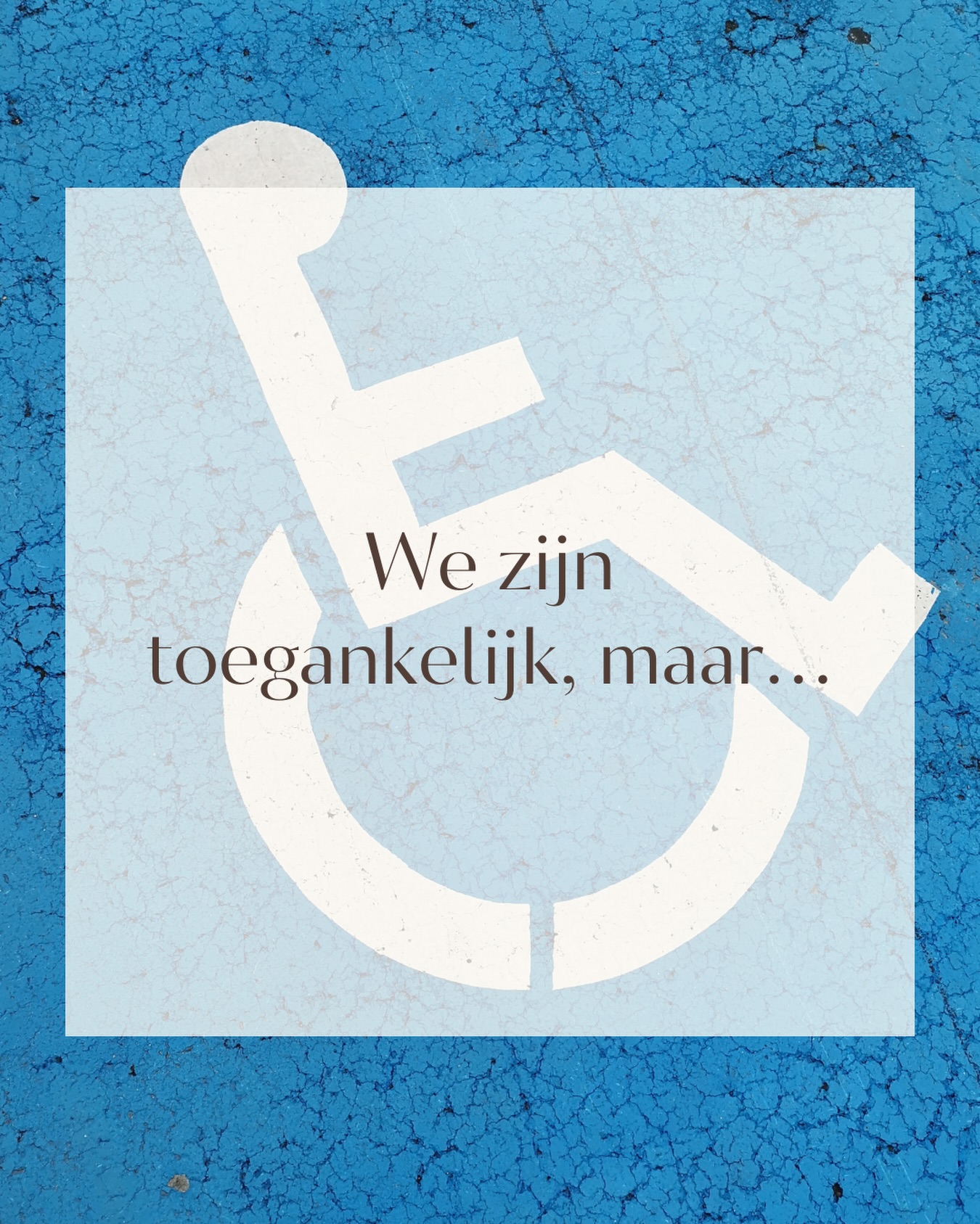 🚩We zijn toegankelijk, maar je moet een opstapje op om binnen te komen
🚩We zijn toegankelijk, maar de toiletten zijn te klein om met een rolstoel in te kunnen en de deuren te zwaar
🚩We zijn toegankelijk, maar de lift is te klein om echt met een rolstoel in te kunnen
🚩We zijn toegankelijk, maar er zit een trap voor de toiletten
En ga zo maar door. Dit zijn allemaal voorbeelden van antwoorden die ik heb gekregen bij het vragen om toegankelijkheid van locaties.
De reden dat dit problematisch is is dat het het idee geeft dat het oké is als disabled mensen niet overal kunnen komen. Of dat het oké is als er geen toegankelijk toilet is. Een locatie is niet toegankelijk voor mij als ik niet zelfstandig het hele gebouw in kan en naar het toilet kan.
Ook is het vaak het idee dat je toch niet in je eentje komt als je in een rolstoel zit en er altijd wel iemand is om je te helpen. Dit is fijn, maar neemt de zelfstandigheid van rolstoelgebruikers weg. Ook plaats je hiermee deze mensen in een hele kwetsbare en afhankelijke positie.
Het is een van de meest frustrerende vormen van ontoegankelijkheid. Mensen willen wel, maar er wordt niet écht rekening mee gehouden.
Ik heb er alle begrip voor dat niet alle gebouwen toegankelijk gemaakt kunnen worden, maar wees daar dan in ieder geval eerlijk over dat is voor iedereen makkelijker