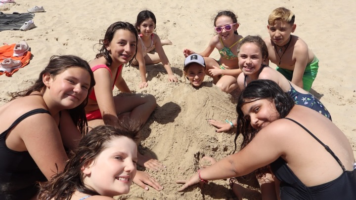 DIAS DE PLAYA INOLVIDABLES!☀️💦
Apenas llevamos cuatro días de agosto y, no os voy a mentir, la mente ya se nos escapa de vuelta a Laredo. 🏖️
Nos morimos de ganas de recuperar esos días donde todo era más sencillo: el tacto de la arena, el rumor constante del mar, el cariño de estar juntos y, por supuesto, algún que otro heladito para redondear la tarde.🍦
www.sprintem.com