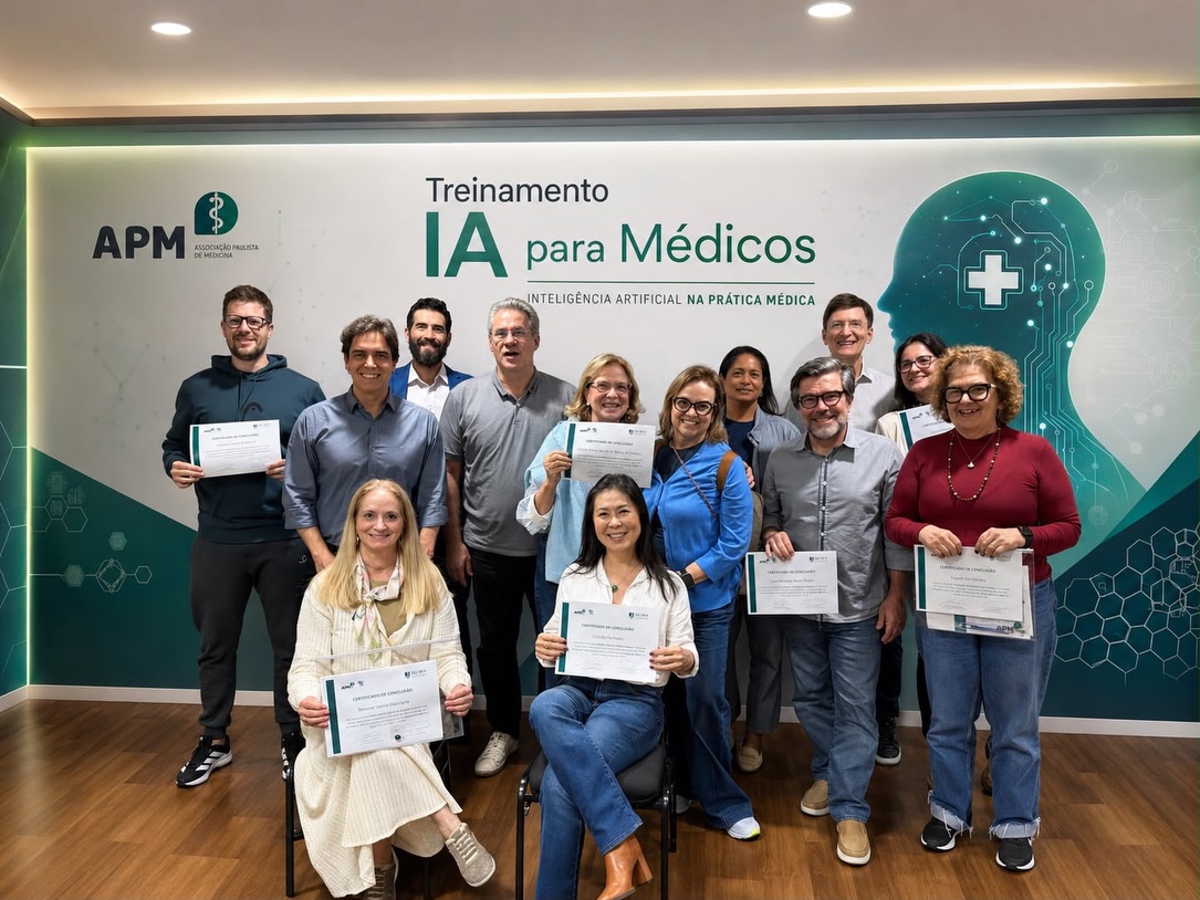 A medicina evolui todos os dias. E quem forma médicos precisa evoluir junto!
O Prof. @drtomasnavarro participou do treinamento em Inteligência Artificial para Médicos, promovido pela @apmestadual, ampliando conhecimentos sobre o uso responsável das novas tecnologias na prática clínica e na educação médica.
Mais do que conhecer ferramentas, o desafio é compreender como a Inteligência Artificial pode contribuir para um atendimento mais qualificado, sempre aliada ao raciocínio clínico, à experiência do médico e à medicina baseada em evidências.
Na NAGASTRO, acreditamos que ensinar também significa continuar aprendendo. Estar presente em iniciativas como esta reforça nosso compromisso com uma educação médica atual, crítica e conectada às transformações da profissão!