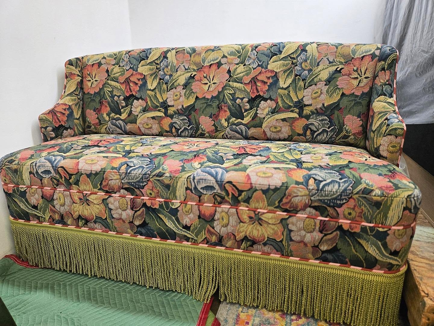 This banquette is best appreciated NOT tucked back into the corner of our store room, while I was contorting myself over top of the chairs in front of it to get some photos. However, needs must 🧐 be happy I took a sec to finger brush the fringe for you, and let's debate our favorite part:
✅ The pattern match/amazing floral fabric
✅ The contrast welt
✅ The bullion fringe
✅ Just the whole dang thing
.
.
.
.
#custominterior #custommade #customfurnituredesign #custombanquette #customfurniture customupholstery nyinteriordesign nyinteriordesigner njinteriordesign nycinteriordesign philadelphiainteriordesigner phillyinteriordesign philadelphiainteriordesign bucksinteriordesign