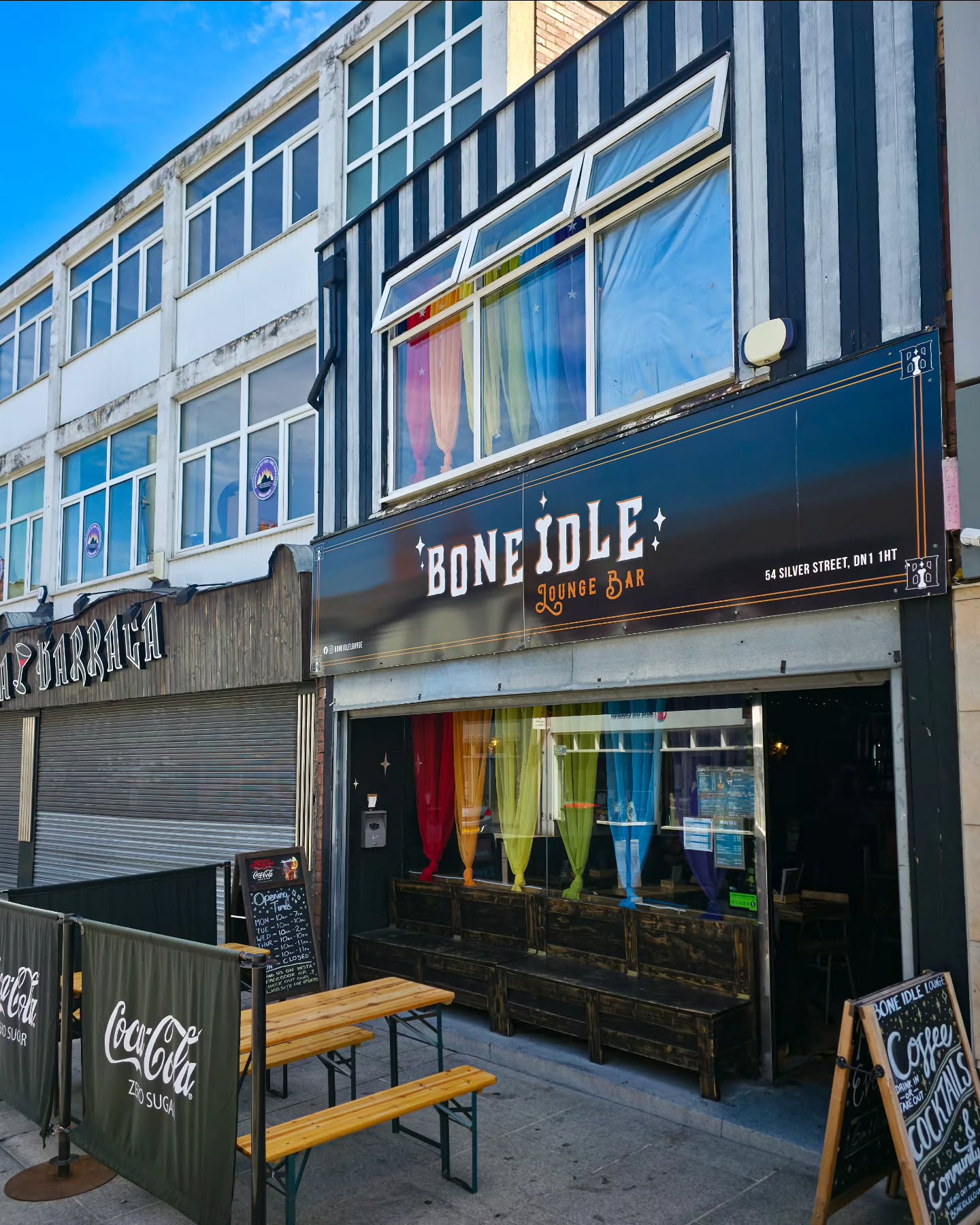 🌞 Our outside seating is baaack! 🌞
After several months we finally have one again!
I'm gonna be honest, with the rising costs of everything (including the alfresco licence) and having had a really a tough year I didn't think we'd be able to afford one.
🧡 A huge thank you and shout out to @tonilesleyhamilton for being a sneaky lil minx in gathering donations to go towards it (I know it's just so she could drink Desperados in the sun reaaallllyy 😅).
Thank you SO MUCH, from the bottom of my heart, to everyone who donated to her. Without your help and support we genuinely couldn't have done it.