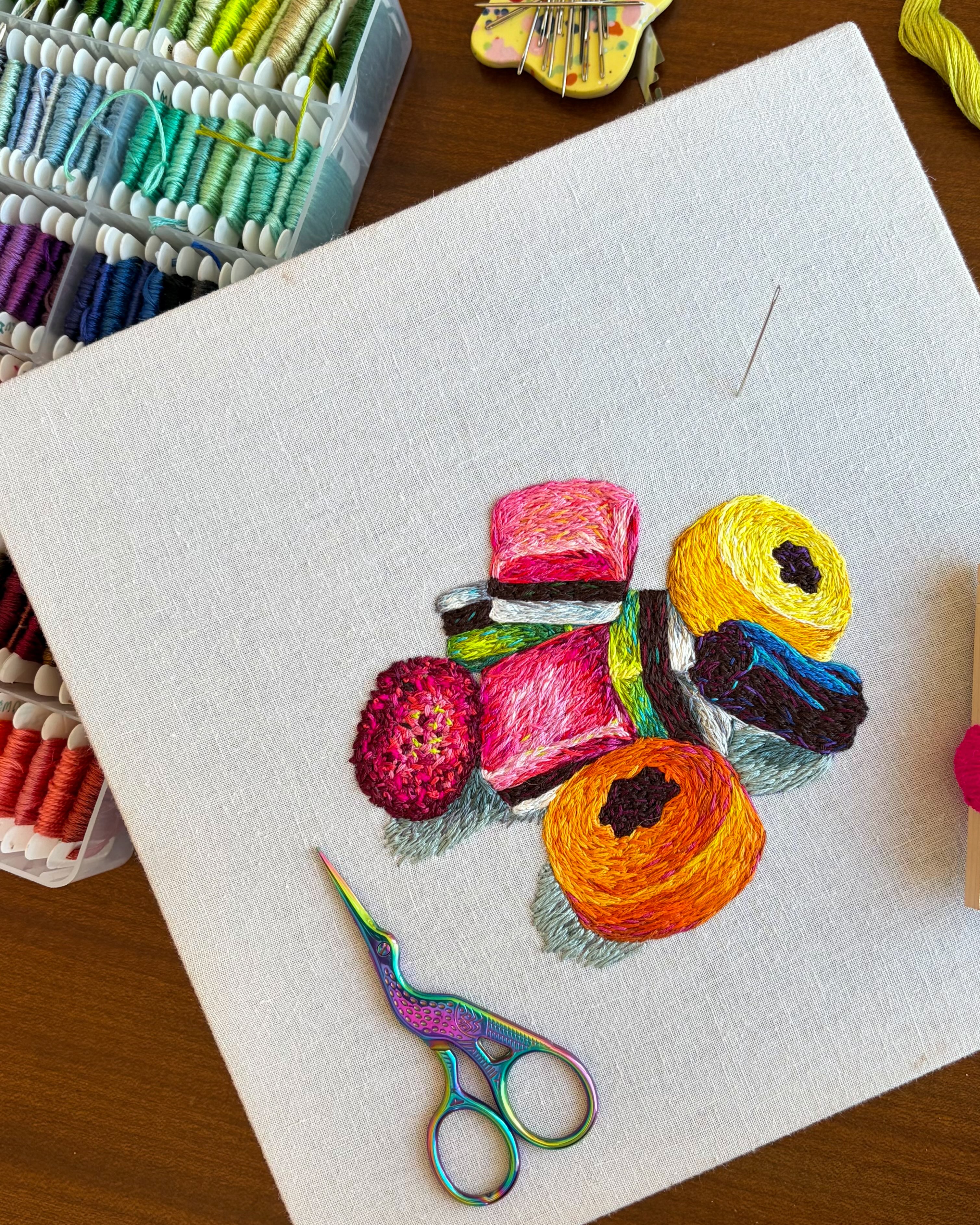 After weeks of being in front of a camera and behind a screen it feels absolutely amazing to be playing with thread again.
I’m packing in some good feelings by stitching these tasties (depending on if you are team All Sorts or not!).
Just wanted to share a work in progress and the BTS of taking a reference photo with my dogrector ✨🪡🍬