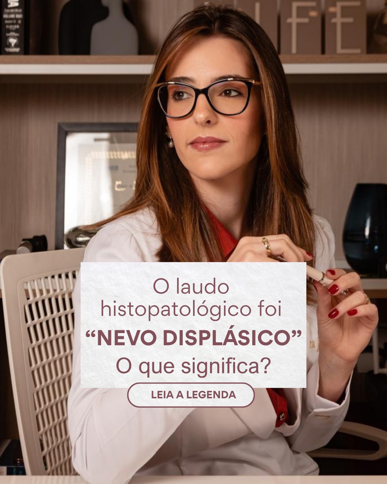Receber um laudo com o diagnóstico de nevo displásico costuma gerar dúvidas, mas esse resultado não significa que você tenha um melanoma.
O nevo displásico é uma pinta benigna que apresenta características diferentes das observadas em um nevo comum. Apesar de não ser um câncer de pele, a presença de nevos displásicos na pele é um fator de risco para o melanoma, especialmente quando existe histórico familiar da doença.
Dra. Júlia Lóss - Médica Dermatologista Oncológica
CRM 5201085638 RQE 34041
#DermatologiaOncologica #nevodisplasico #fotofinder #Melanoma #MapeamentoCorporaltotal