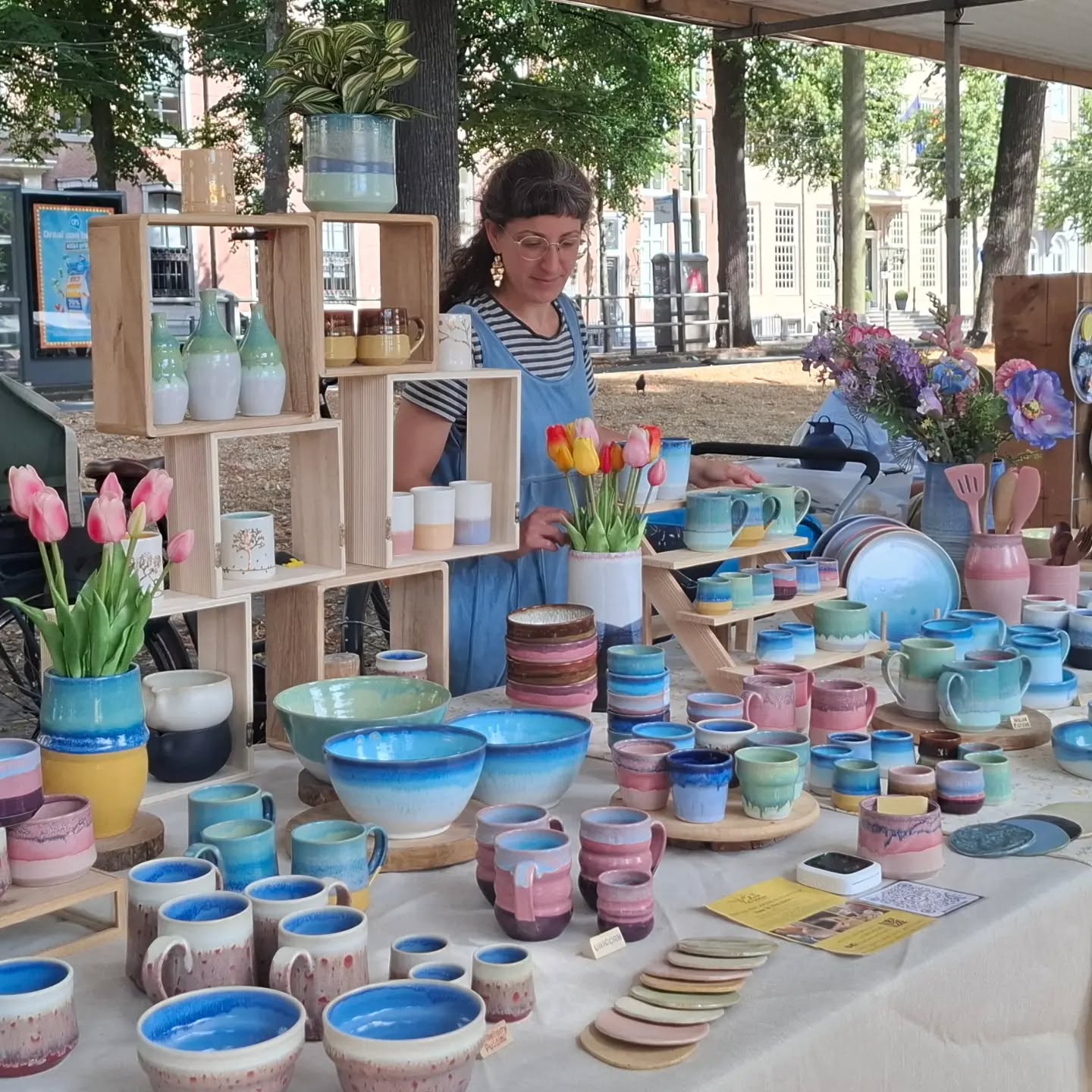 I love colors, as many as possible, all together at once, with gradients and textures, combined together while trying to make sense of the chaos.
My webshop is now available with new stock, link in my bio.
#ceramiclovers #tableware #functionalpottery #handmadeceramic #handmadeceramicshop