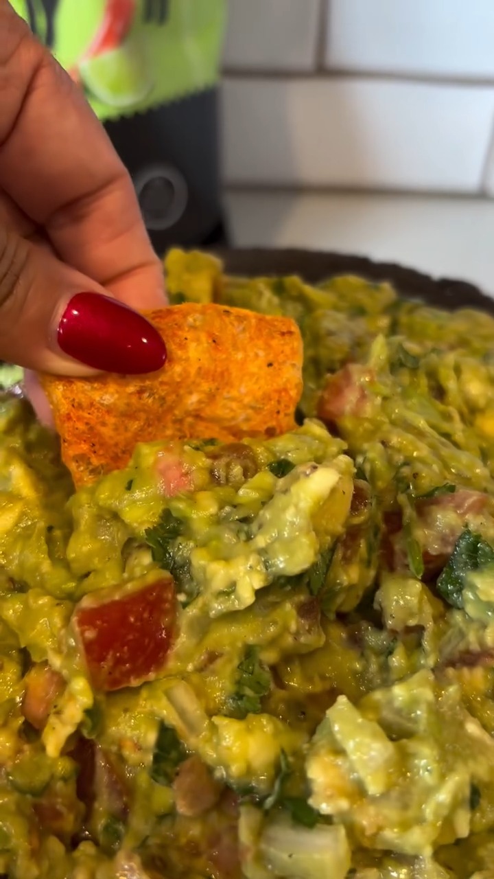 Homemade guac and chicharrones - the perfect Taco Tuesday duo. ๐ฎ๐ฅ๐ฝ
๐ธ: @socalmombie