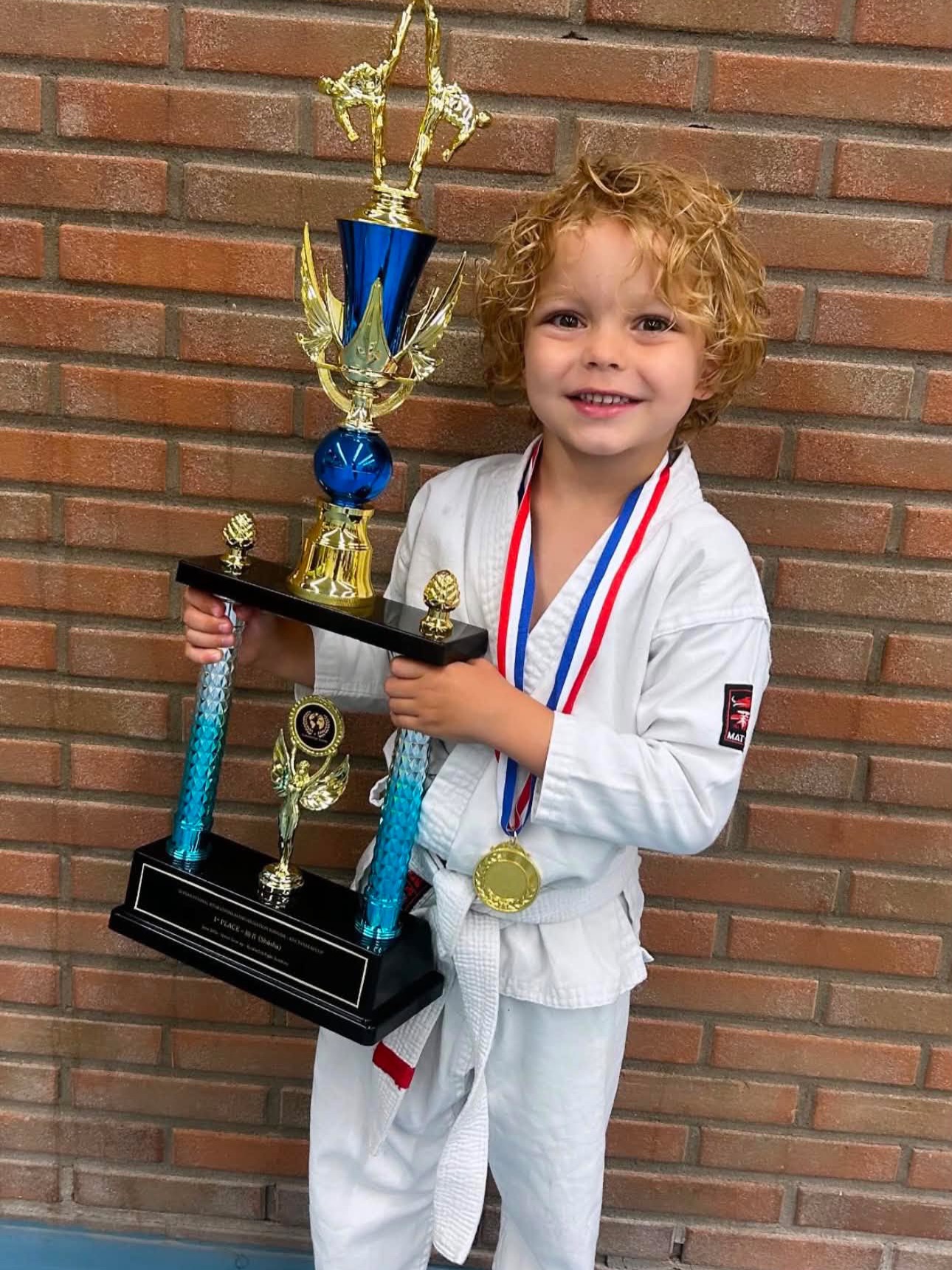 Meet Joas 💙
2 months ago, he stepped onto the tatami for his very first tournament, the Tatakai Cup organized by the Academy in Spijkenisse.
After a lot of practice he managed to become Champion in his category! 🏆
Beyond Kyokushin Karate, Joas also shines in front of the camera as a model. 📸
Be sure to check out his journey at @portfolio_joas
Two worlds.
One mindset.
We wish you the best in your career 😇
#kyokushin #karate #modeling #supertalent