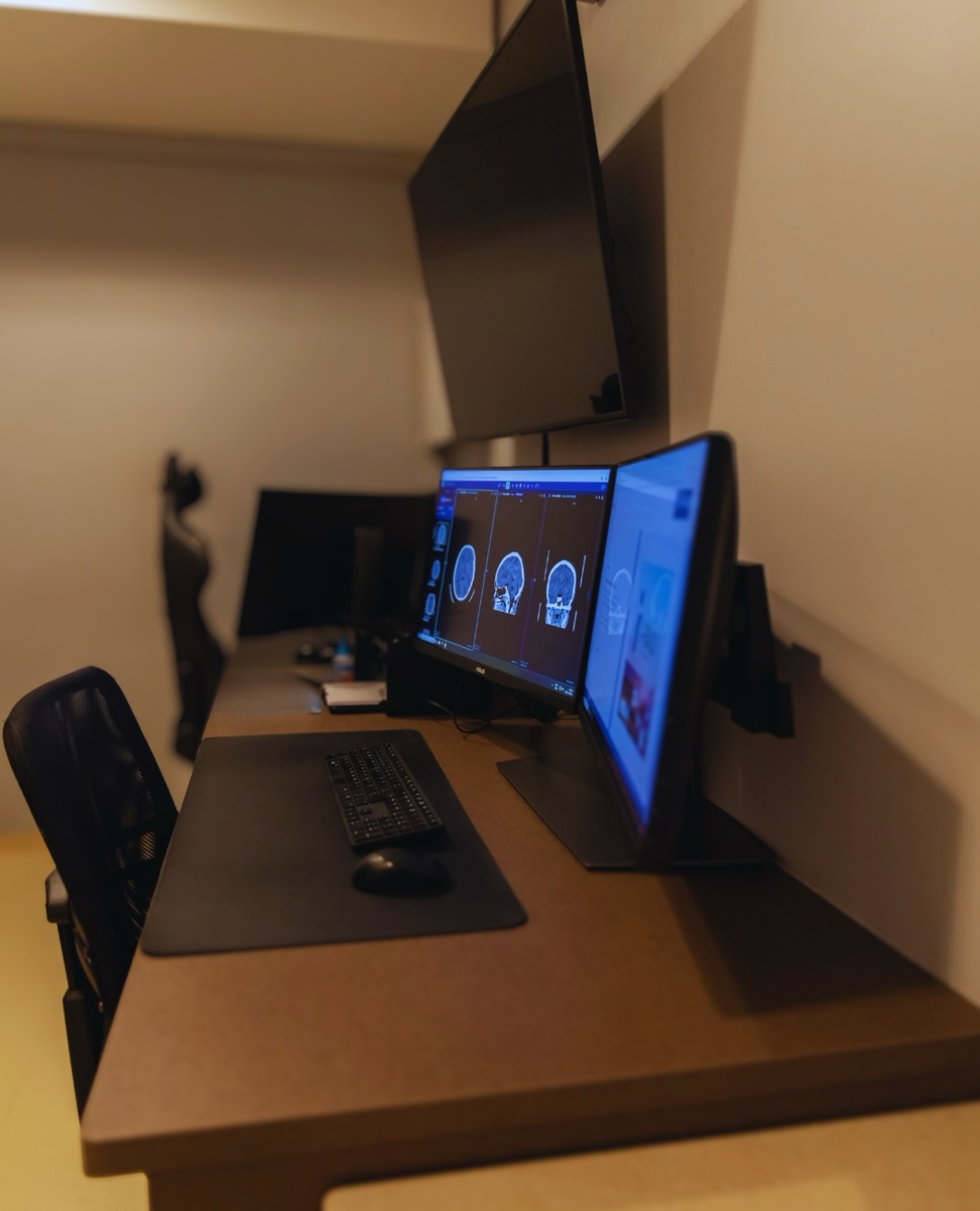 A imagem é apenas o começo.
É na sala de laudos que cada detalhe é analisado com atenção para transformar imagens em informações que auxiliam no diagnóstico e na tomada de decisões médicas.
Precisão, experiência e responsabilidade fazem parte de cada laudo.
#iradi #institutoderadiologiadetoledo #toledopr #examesdeimagem #diagnostico
