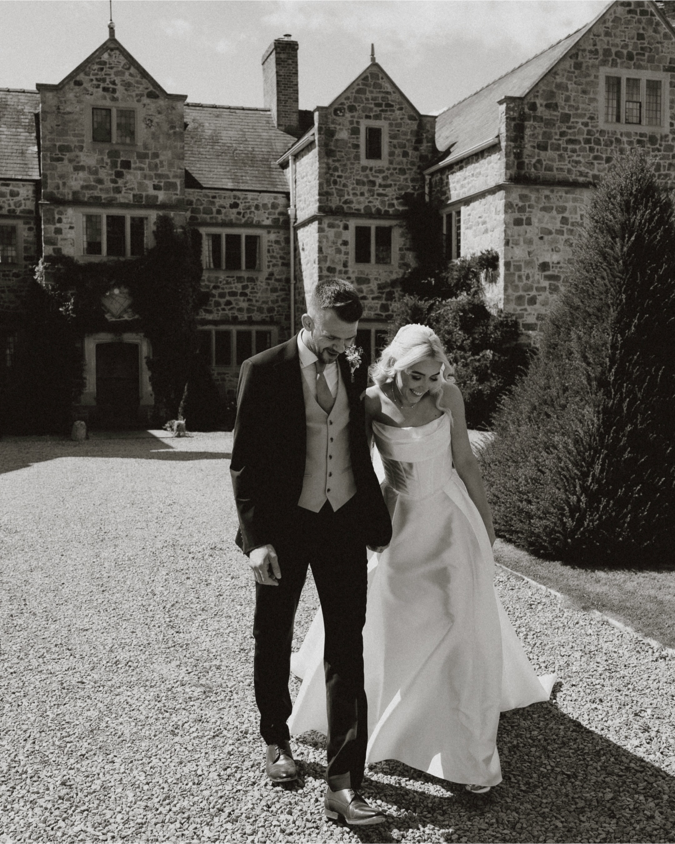 Forever grateful that this is my job ✨
Beautiful people, beautiful weather, a stunning venue and a whole team of local suppliers I know and love. Couldn’t have asked for a better day yesterday
Venue @thecourtyardvenue
Photography @lauren.williams.photography
Videography @katyyatesphotography_
Hair @hairbysteph_at_house_of_hair
Make up @reneeelizabethmakeup
Dress @whitestudiosbridal
Florist @pollen_pantry
Caterer @urbangrillhouse
Singer @vickybaileymusic
DJ and Sax @dananderton_ @saxspin
Bar @knockandsnitch
Live Illustrator (amazing!) @joshgriffithsstudio
#weddingphotography #wedding #shropshireweddingphotographer #courtyardwedding #ukweddingphotographer