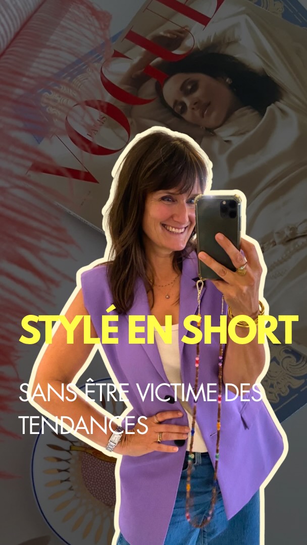 Suivre les tendances à la lettre, c’est souvent le meilleur moyen de perdre ton style.
La semaine passée, un client en vacances m’envoie quelques photos 📱
Il voulait tester un nouveau style de short.
Avant de l’acheter, il s’est posé LA bonne question : comment je vais l’intégrer dans mon style et ma garde-robe ?
Ça m’a donné envie de partager 2 clés simples pour styliser un short avec assurance, sans juste copier ce que tout le monde porte 👇
1️⃣ La coupe : large en bas, ajusté en haut, et vice versa (avec quelques exceptions selon le look recherché)
2️⃣ Ton style signature : celui qui correspond à ta personnalité. C’est lui qui te dit comment adapter une tendance, plutôt que de la suivre aveuglément
Plus tu connais ta signature, plus tes choix deviennent évidents, et plus tu te sens à l’aise dans ton image 🙌
La vidéo complète est en ligne, avec tous les détails et des exemples concrets. Lien dans ma bio 🎬
#shorts #personalbranding