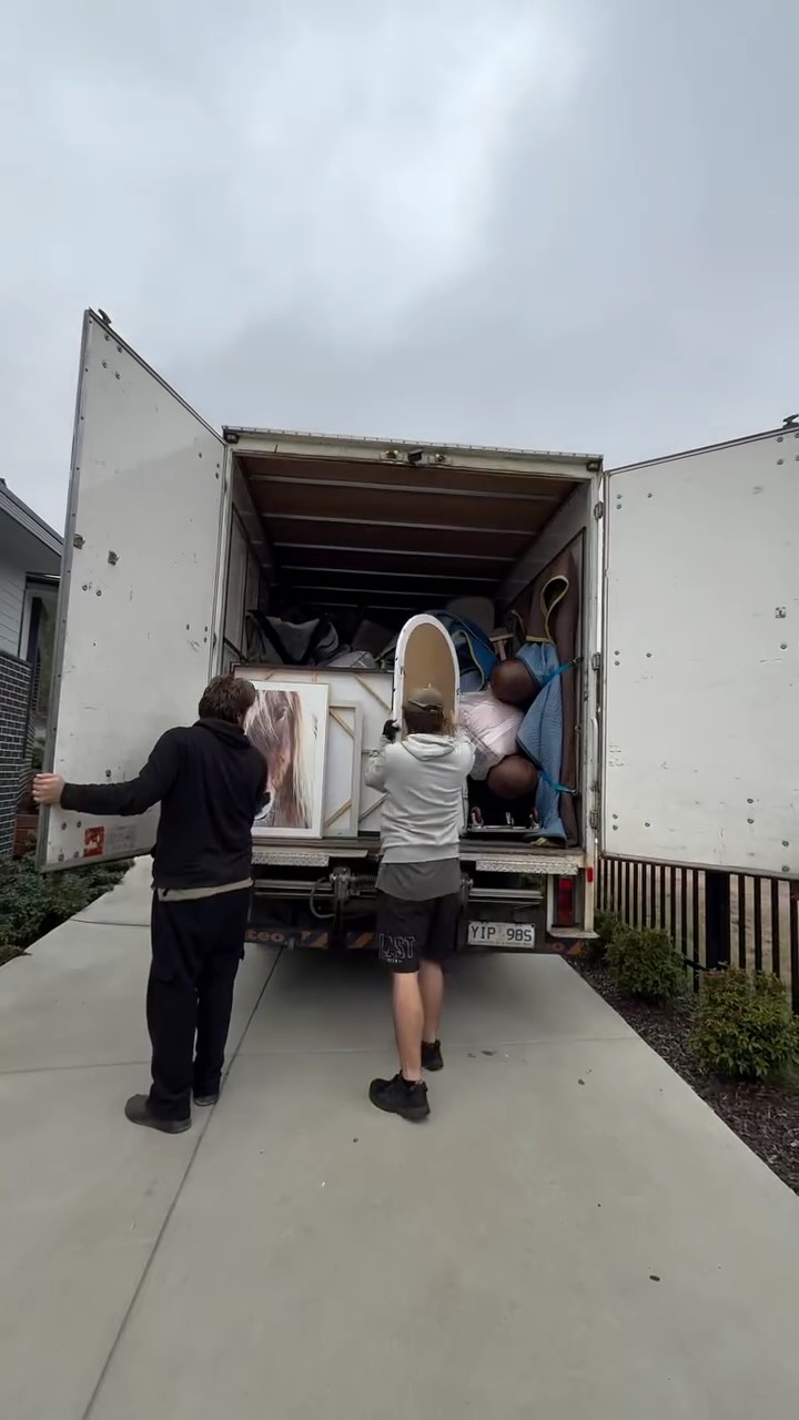 The install team is out making homes look amazing… so Monday’s pack-up falls to us. 😅
60 seconds on Instagram.
A lot longer in real life. 💪📦
Just another Monday at Styleup Staging.