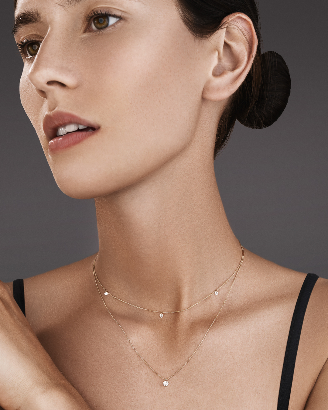 Zeitlose Eleganz in 750 Gelbgold. 🌟 Entdecken Sie die faszinierende Liaison aus purem Edelmetall und funkelnden Brillanten in der Kollektion von Buelling. Ob filigrane Kette, edler Solitäranhänger oder Armband – jedes Stück setzt ein Statement für modernen Luxus.
Timeless elegance in 18k yellow gold. 🌟 Discover the mesmerizing blend of pure precious metal and sparkling diamonds in the diamond collection by Buelling. From delicate necklaces and exquisite solitary pendants to elegant bracelets – each piece defines modern luxury.
#Buelling #FineJewelry #Gelbgold #18kGold #Brillanten #Solitaire #SchmuckLiebe #LuxuryJewelry #ClassicElegance #Armband #Kette