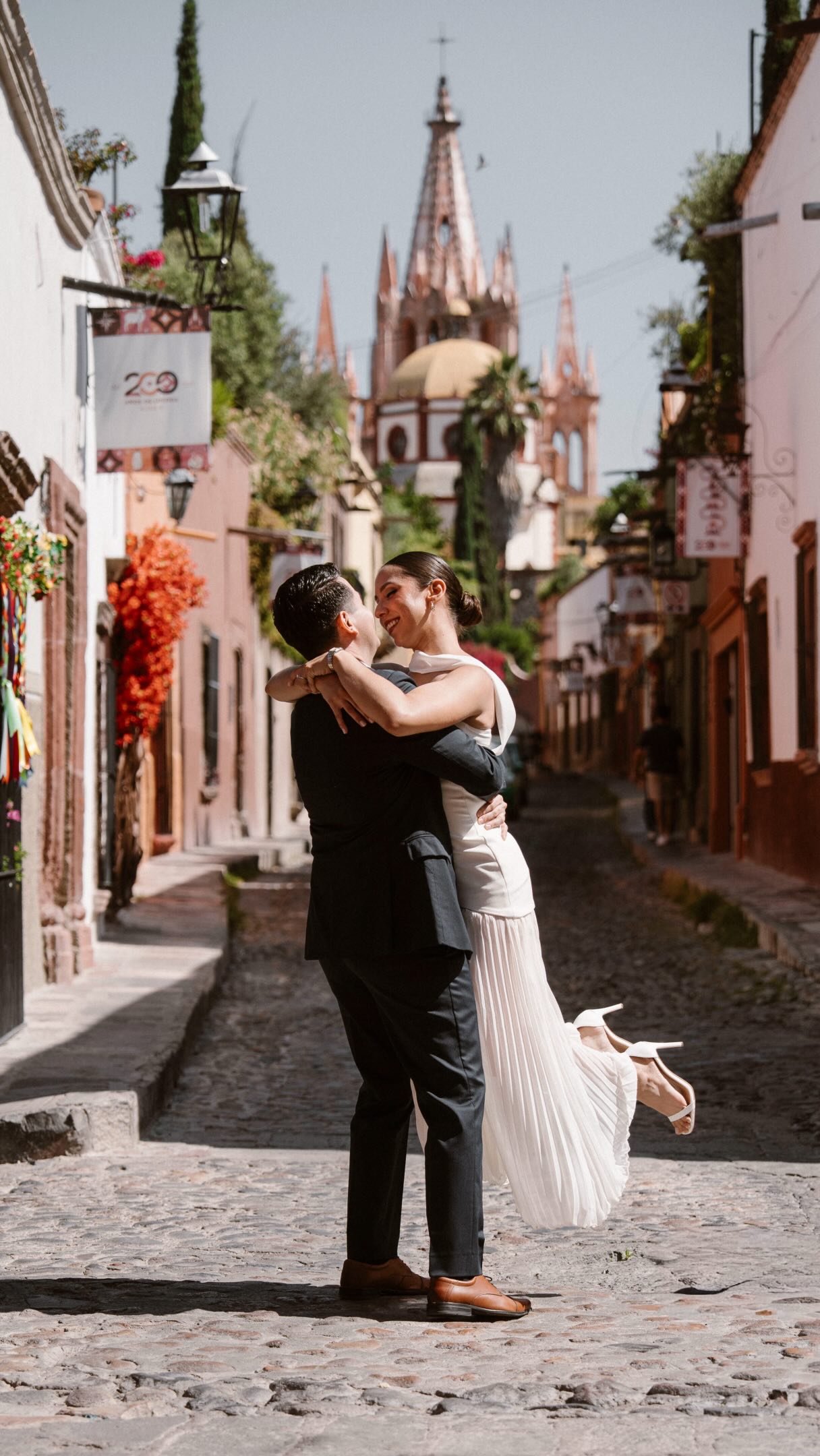 Muchísimas gracias, Daniel y Sarai, por permitirme documentar su Save the Date en la hermosa ciudad de San Miguel de Allende.
La pasamos increíble con ustedes. Gracias por la confianza, por su energía y por dejarme ser testigo de una etapa tan especial. Cuando una pareja disfruta el momento y vive su historia con autenticidad, las fotografías simplemente hablan por sí solas.
Les deseo que este amor siga creciendo con la misma fuerza con la que comenzó. Fue un verdadero gusto crear estos recuerdos junto a ustedes.
Y mientras existan historias así, siempre habrá una buena razón para volver a San Miguel de Allende con una cámara en las manos.
#FotografoSanMiguelDeAllende #BodaSanMiguelDeAllende #WeddingPhotographerMexico