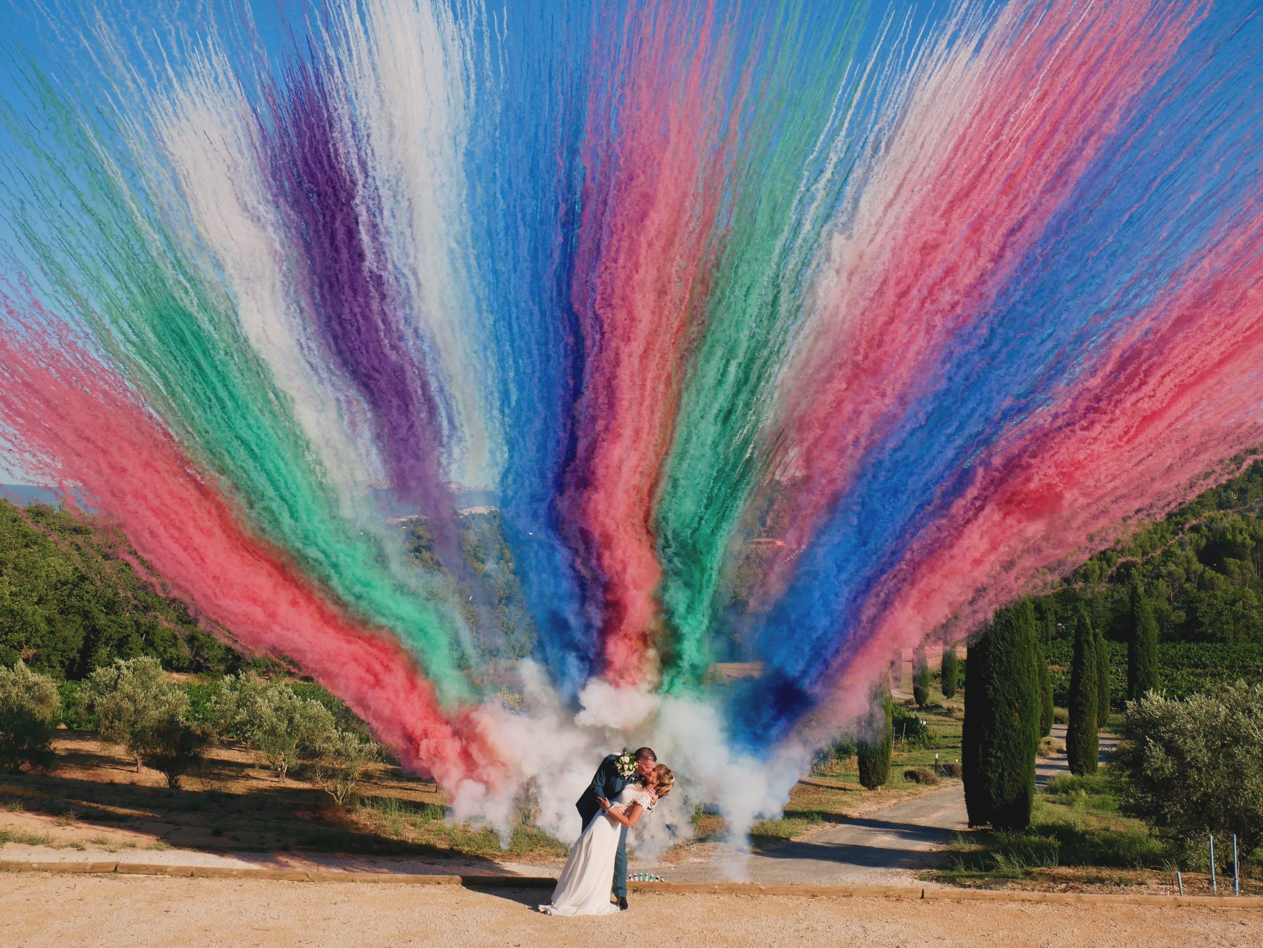 Quand les couleurs rencontrent l’émotion… ✨
Chaque cérémonie est unique, et notre mission est de sublimer ces instants avec des effets spectaculaires, pensés pour émerveiller les mariés comme leurs invités.
Ces fumées colorées ont accompagné un moment rempli d’émotion au Château de la Roque Fourcade, offrant un décor aussi élégant qu’inoubliable.
Derrière chaque prestation se cachent de longues heures de préparation, une attention particulière portée à la sécurité et le souci du moindre détail, afin que tout soit à la hauteur de ce jour si important.
Merci aux mariés pour leur confiance et au Château de la Roque Fourcade pour son accueil.
Poudre d’Éclat Events – Parce que chaque instant mérite un spectacle à la hauteur de vos souvenirs.
Merci à @nature_en_resine pour cette photo parfaite
#Mariage #WeddingFrance #FumeesColorees #PoudreDEclatEvents #ChateauDeLaRoqueFourcade