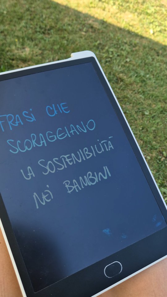 L'impatto zero non esiste. Non serve la scienza a ricordarlo, perchè in fondo lo sappiamo già: ogni azione ha una conseguenza, è nella natura delle cose.
Eppure, quando parliamo di rispetto dell’ ambiente con i bambini, cadiamo spesso nella trappola del 'buono o cattivo'. E senza accorgercene, trasformiamo un'occasione di crescita in una fonte di pressione.
Il rischio non è solo che si sentano sopraffatti, ma che associno la sostenibilità alla colpa — e che, crescendo, la vivano come un peso invece che come una scelta consapevole.
Ecco perché è importante passare un messaggio di sostenibilità concreta che guarda più alle soluzioni e alle opportunità invece che al giudizio e alla rinuncia.
Il concetto può essere lo stesso, ma la parole fanno tutta la differenza:
"Usiamo solo l'acqua che ci serve, così non la sprechiamo."
"Proviamo a capire da dove viene questa cosa, e cosa succederà quando non la useremo più."
"Capiamo se c’è un’alternativa oppure se possiamo comprarlo usato. In alternativa lo mettiamo nella lista dei desideri e tra qualche giorno ci pensiamo insieme."
"Secondo te perché hanno lasciato quei rifiuti lì? Cosa avrebbero potuto fare?"
"So che vorremmo portare tutti questi fiori ci noi, ma che ne dici se gli facessimo una foto invece?"
"Le conchiglie possono servire agli abitanti del mare. Che ne dici se le disegniamo?"
"Prendi quello che pensi di mangiare. Se poi avrai ancora fame, possiamo aggiungerne ancora."
.
.
.
Ti è mai capitato di usare una di queste frasi?
Raccontamelo nei commenti. 🌱
.
.
.
Ciao sono Mimosa, consulente di stili di vita sostenibili. Ti aiuto a costruire abitudini sostenibili che rispettano il pianeta e benessere della tua famiglia. 🌿 Seguimi su @sostenibilita_sopportabile
Ciao sono Silvia, family coach. Insieme possiamo costruire una genitorialità che ti rispecchi e capire come gestire al meglio crisi, routine e regole. ✨
Seguimi su @un_semino_alla_volta