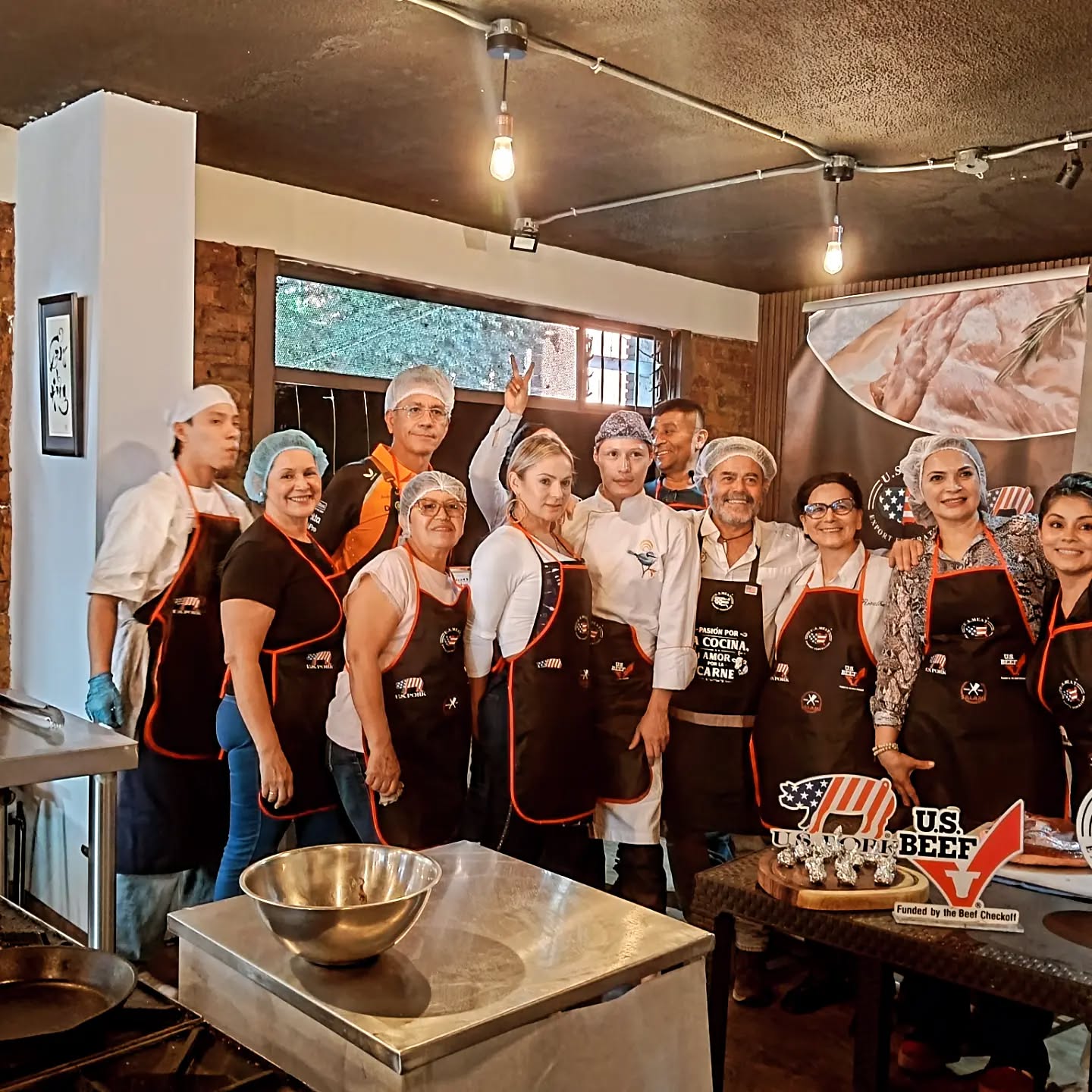 🥩✨ ¡Gracias por hacer de este taller una experiencia inolvidable! ✨🥩
Queremos expresar nuestro más sincero agradecimiento a @usmeatcolombia , al maestro cárnico @salamipasionalaparrilla y a todos los asistentes que hicieron parte de nuestro taller especializado en carnes de res y cerdo. Fue una jornada de aprendizaje, intercambio y fortalecimiento de conocimientos sobre cortes, términos de cocción y el aprovechamiento de los productos de alta calidad de USMEF.
Gracias por su compromiso, participación activa y por contribuir al crecimiento de la cultura gastronómica en Colombia. 🇨🇴👨🍳👩🍳
¡Esperamos seguir compartiendo más espacios de formación y experiencia culinaria juntos! 🔥🍖
#USMEF #USMEATColombia #CarnesDeRes #CarnesDeCerdo #tallerculinario