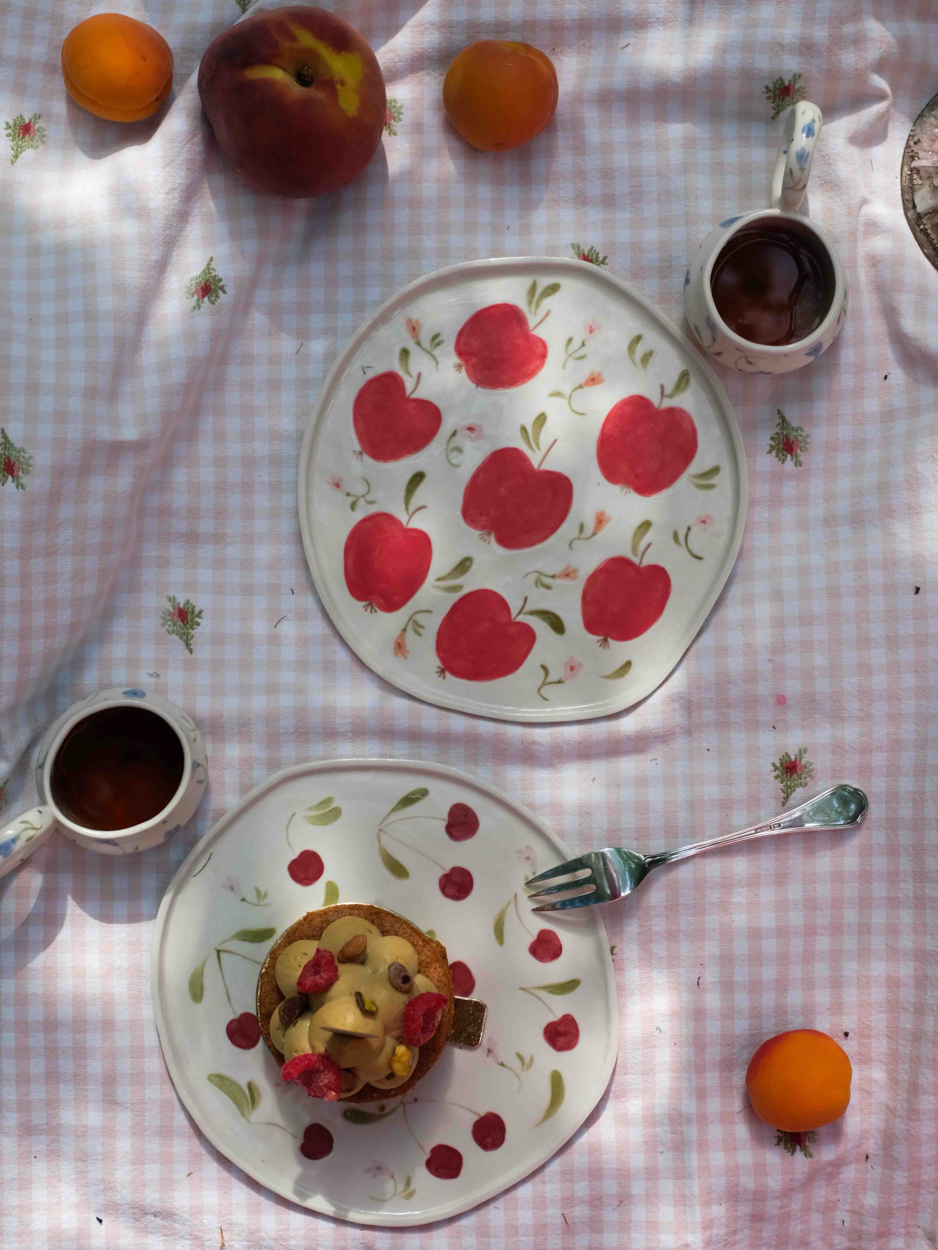 had a picnic in my mum’s garden with the most delicious desserts from @cremedelacremevienna and my hand-painted porcelain