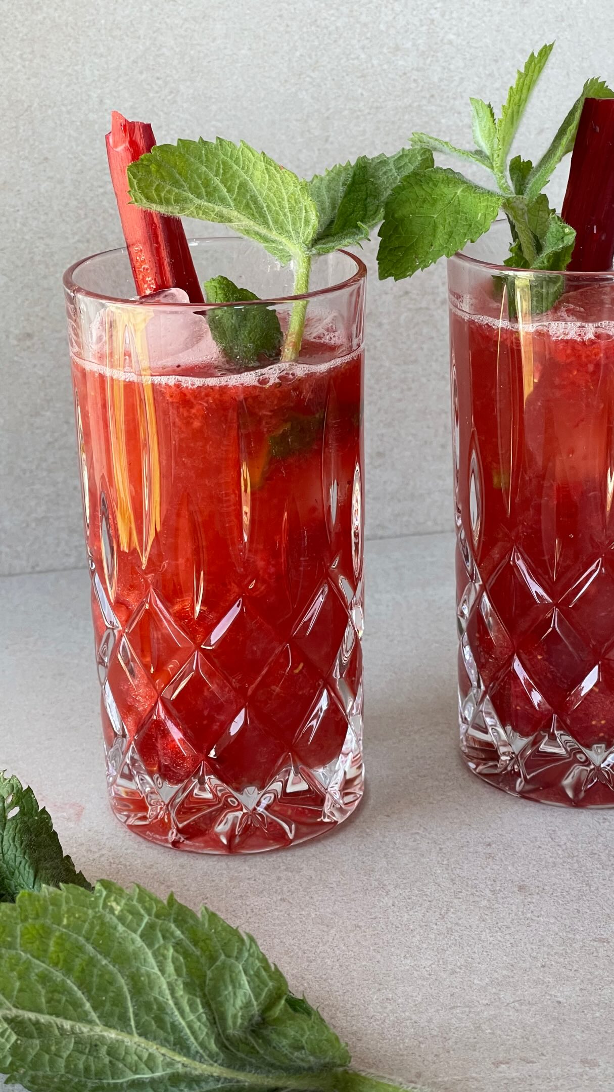 Diese Limo aktiviert deine Verjüngungsgene 🍓
- eisgekühlt, hausgemacht und zellschön.
Genieße die Kraft von Rhabarber & Erdbeeren:
antioxidativ, entzündungshemmend und köstlich.
ℹ️ Rezept für 2 Portionen:
Vorbereitung: Rhabarber in Stücke schneiden, mit 1 EL Zitronensaft & 1 EL Dattelsüße vermengen. Mind. 1 Stunde im Kühlschrank ziehen lassen.
Dann 600 ml Wasser mit 1 Zimtstange und dem eingelegten Rhabarber aufkochen, bis sich die Schale beginnt zu lösen.
Durch ein Sieb streichen, Saft auffangen. 150 g frische Erdbeeren fein pürieren.
In Gläser schichten: Eiswürfel, Erdbeerpüree, Rhabarbersaft, frische Minze und eine dekorative Rhabarberstange
*********
Du willst mehr über natürliche Verjüngung wissen? ✨
Ich lade dich herzlich zu meinem Info-Kanal ein. Kommentiere KANAL und erhalte deinen persönlichen Zugang 💌
#theinneryouth #slowaging #genbasedbeauty