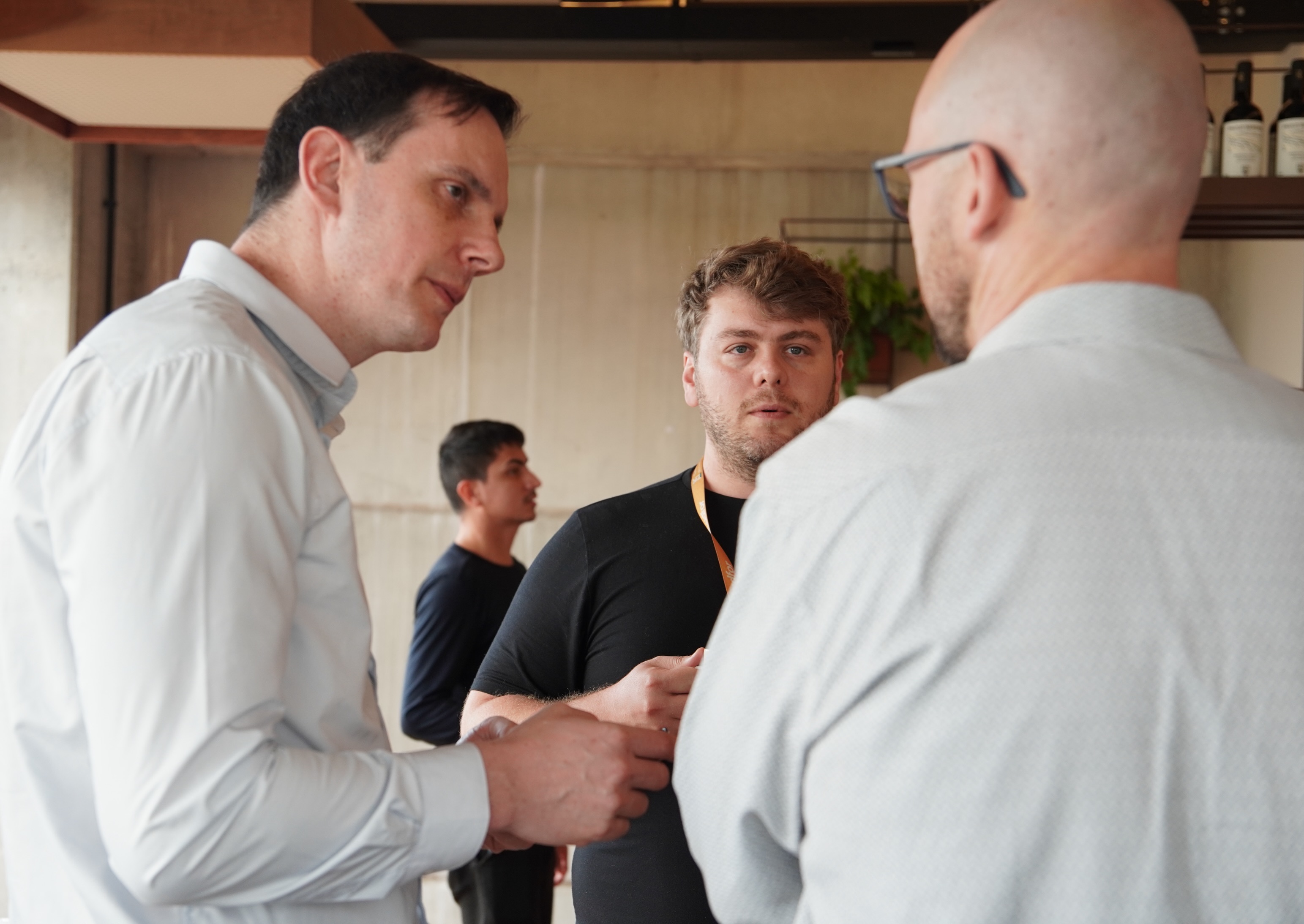 Toda grande transformação começa pelo autoconhecimento.
Hoje, demos início à 12ª turma do Executive Program, reunindo empresários, executivos e sucessores para uma nova jornada de desenvolvimento, reflexão e construção de repertório para os desafios da liderança.
O primeiro módulo, Autoconhecimento, está sendo conduzido por Reivle de Mello, professora associada da Fundação Dom Cabral e referência em comportamento organizacional. Ao longo do encontro, os participantes são convidados a refletir sobre liderança, comportamento e o papel do autoconhecimento na construção de decisões mais conscientes e estratégicas.
Amanhã, a programação contará ainda com a participação especial de Luiz Eduardo Serafim, consultor de inovação, ex-diretor de Marca da 3M e uma das principais referências brasileiras em criatividade e inovação.
Este é apenas o primeiro passo de uma jornada que, nos próximos meses, conectará conhecimento, troca de experiências e aplicação prática para fortalecer lideranças e preparar empresas para os desafios do presente e as oportunidades do futuro.
Sejam bem-vindos à 12ª turma do Executive Program.