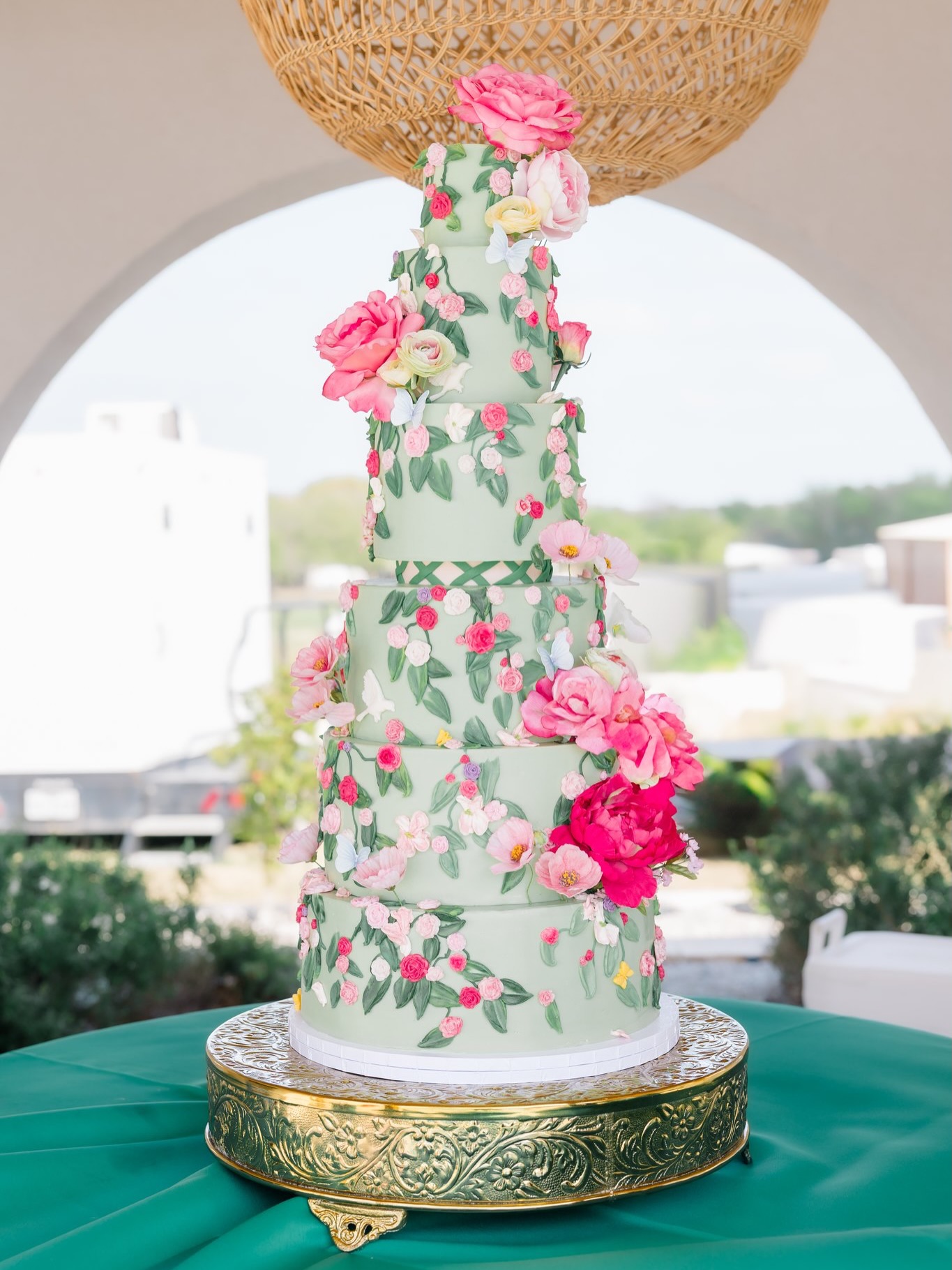 It was my absolute pleasure and honor to take part in Brooke and Blake’s wedding last year.
Fun fact: we ended up participating in each other’s weddings! Brooke and Blake (from @bloomsbybrookie ) were my florists, and when it was their turn, they asked me to make them a gluten-free wedding cake! Still one of my favorite cakes to date. 💖💚
VENDOR TEAM:
Planner | @cm.promotions
Photo & Video | @kimberlyharrellphotos
Hair | @mam.hairartistry
Makeup | @thekristaann
Bar | @hdliquidcater
Cake | @kaylibakescakes
Rentals | @bigdpartyrentals
Band | @royaldukesband
Coffee Cart | @tatcoffeelife
Dress | @eseazenabor
Flower Girl Dress | @elizabethscottbridal
Bridesmaid Earrings | @hannah.lou.jewelry.co