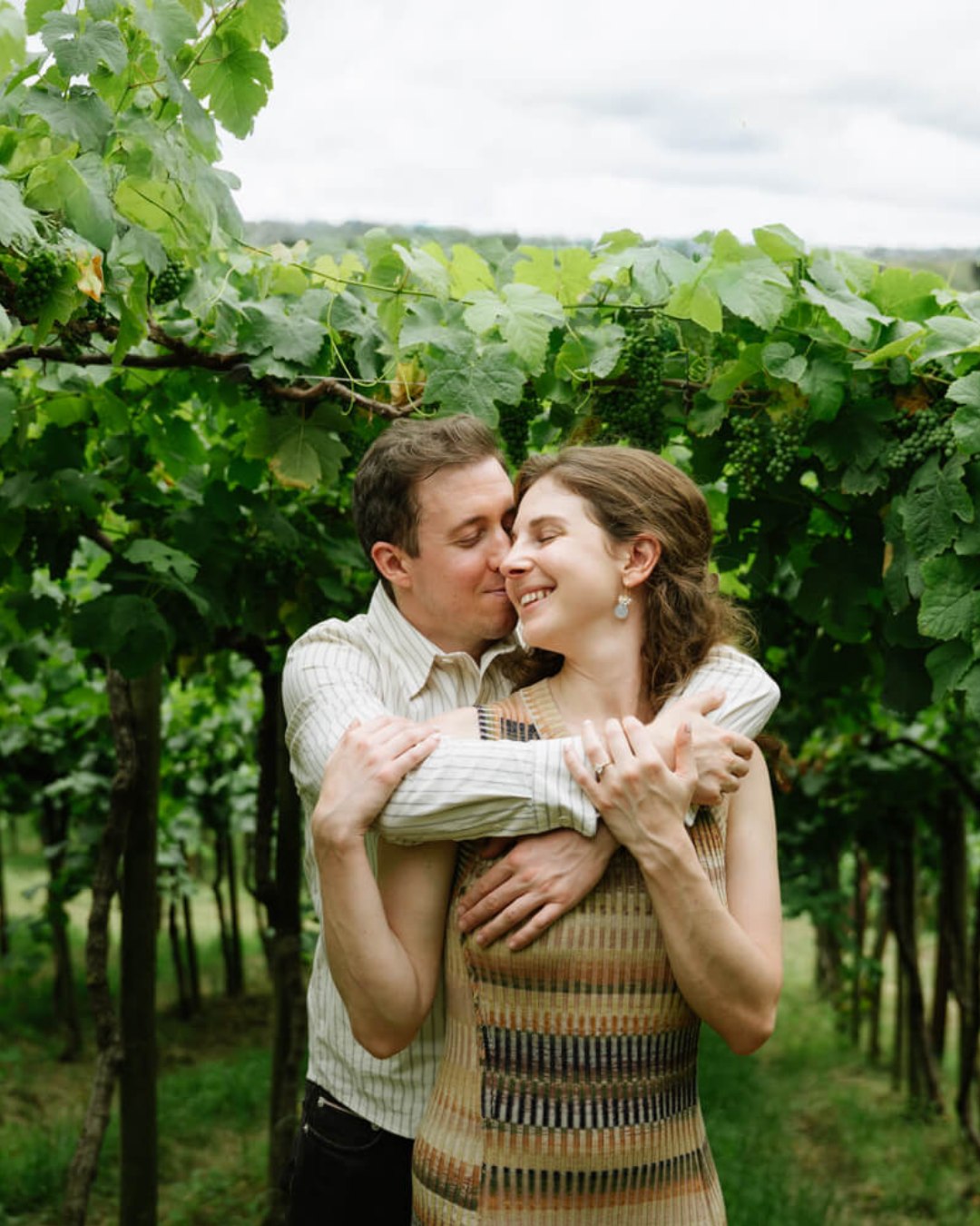 Connor & Chiara llegaron desde Nueva York hasta Getaria, amantes del vino y de los buenos momentos. 🍷
Y entre el mar, los viñedos y una copa de vino, llegó la gran pregunta. 💍❤️
Un momento precioso, una historia de amor de esas que da gusto celebrar y un “sí” para recordar siempre.
Gracias por elegir Getaria y País Vasco para capturar este capítulo tan especial. 🥂
Locación : @gainetatxakolina
#PedidaDeMano #EngagementInGetaria #Getaria #BasqueCountry #LoveAndWine #HistoriaDeAmor #EngagementStory