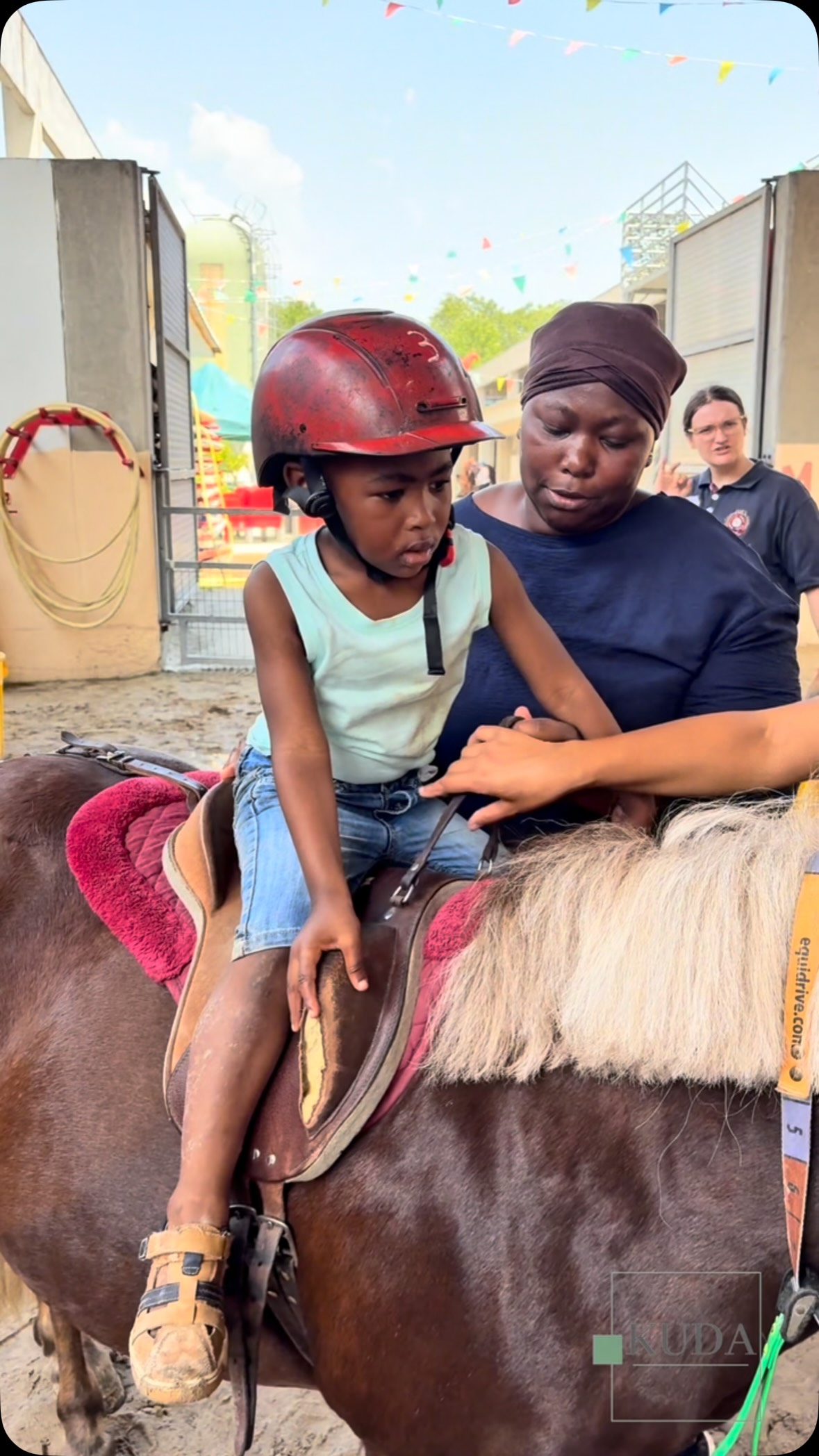 Un enfant qui sourit. Une maman émue. Un cheval qui crée le lien.
En équitherapie, les plus belles victoires sont parfois les plus silencieuses. Merci à @allinclusiveparis pour sa confiance 🐴
#équitherapie #cheval
