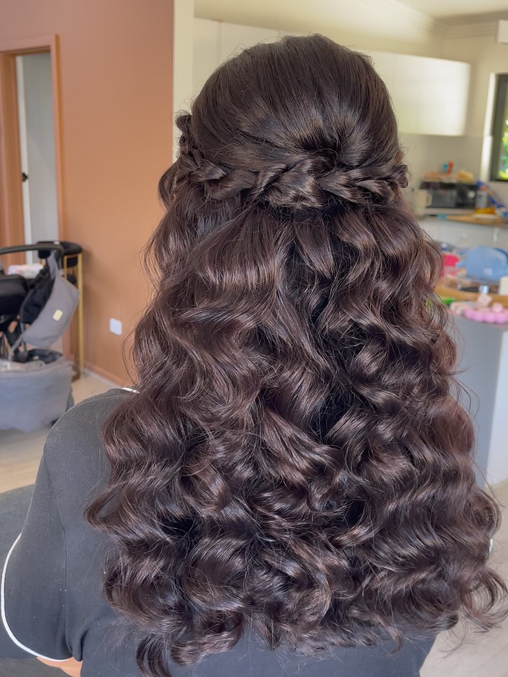 Why do I love creating soft, romantic styles for brides with fine hair?
Because as a fellow fine hair girl, I get the struggle.
We want beautiful volume and texture without it feeling fluffy or messy. A style that lasts all day without feeling crunchy.
Hearing brides say, “I didn’t think my hair could do that!” or “I can’t believe that’s MY hair” makes my heart so happy ☺️
