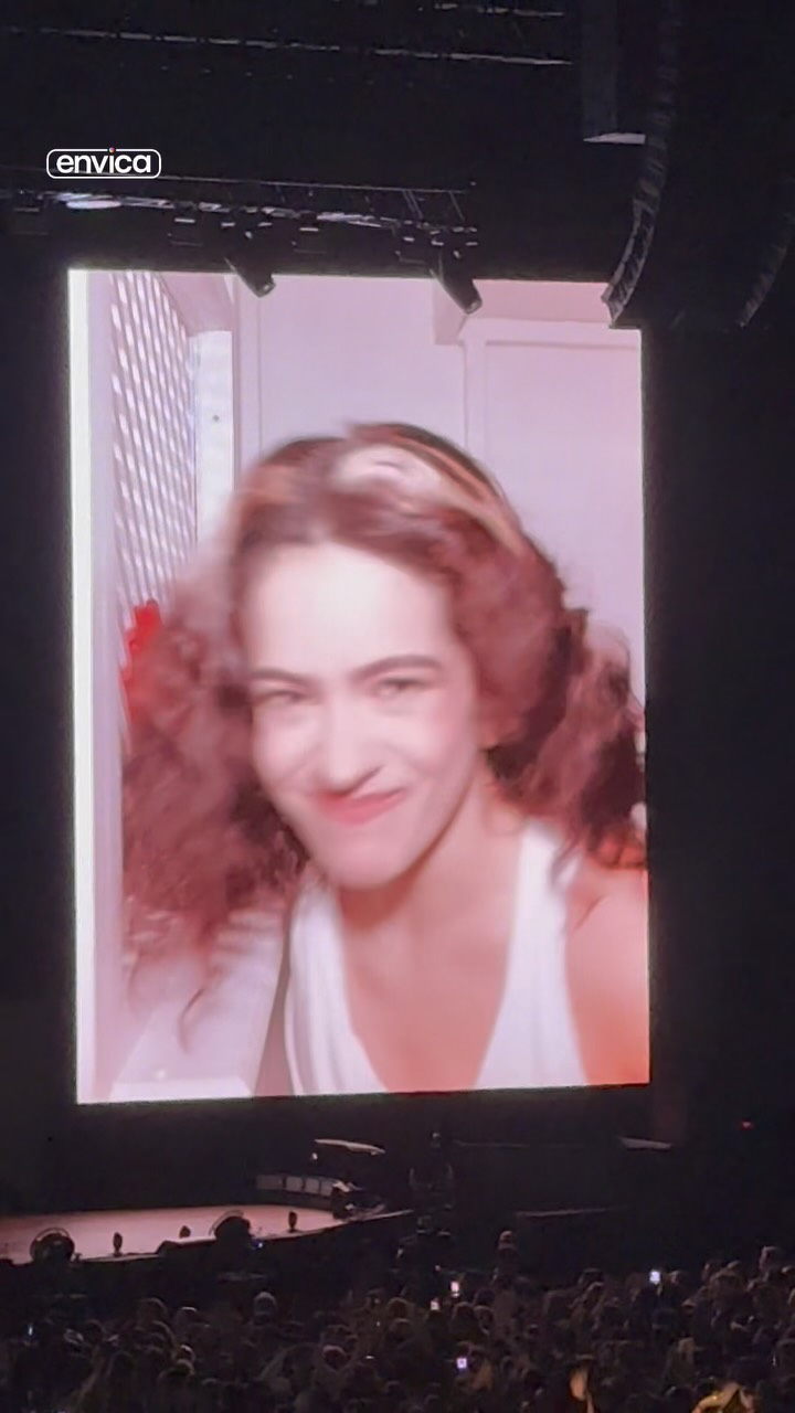 “La patria no se vende” con Rosalía y Taichu 🇦🇷
-
La cantante española apoyó el reclamo del público en su último Movistar Arena
-
#rosalia #lux #gobierno #milei
