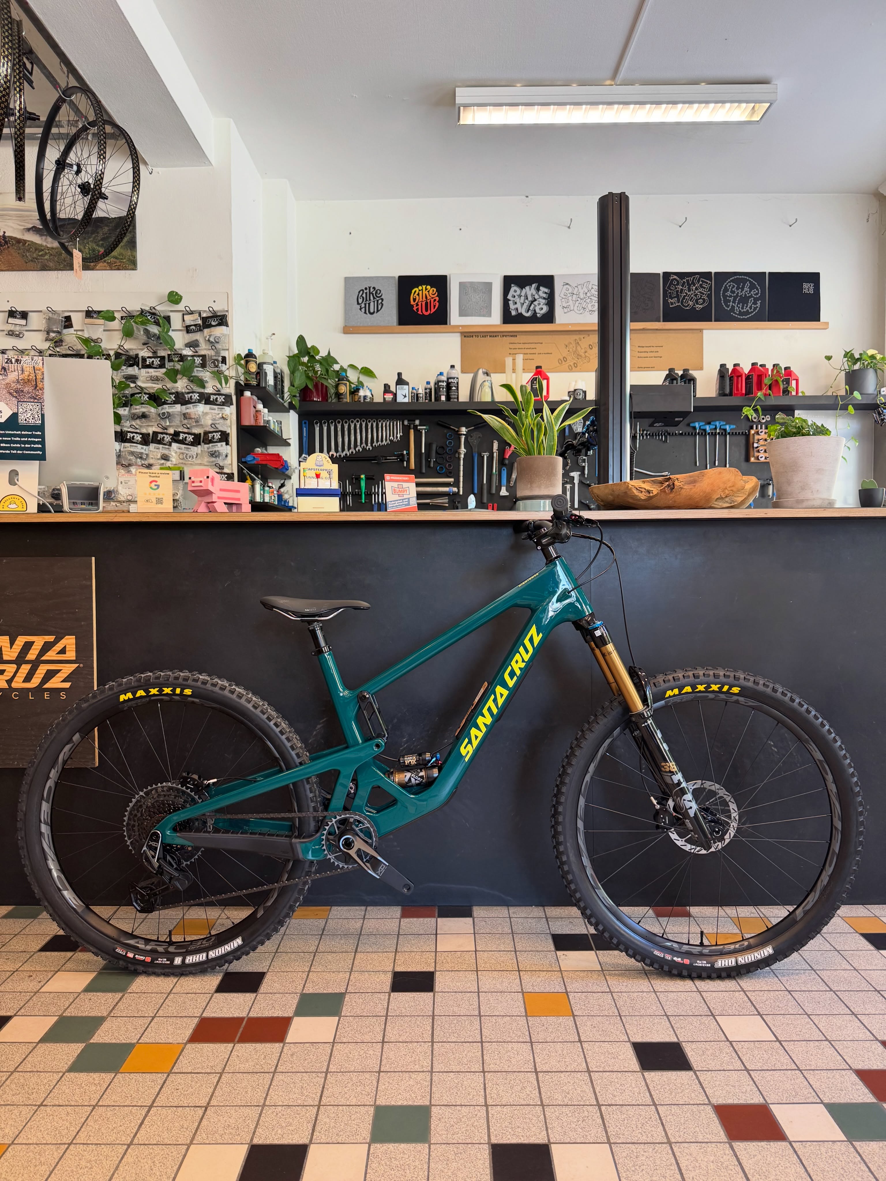 #newbikeday with a freshly built 2027 @santacruzbicycles #hightower 🎉