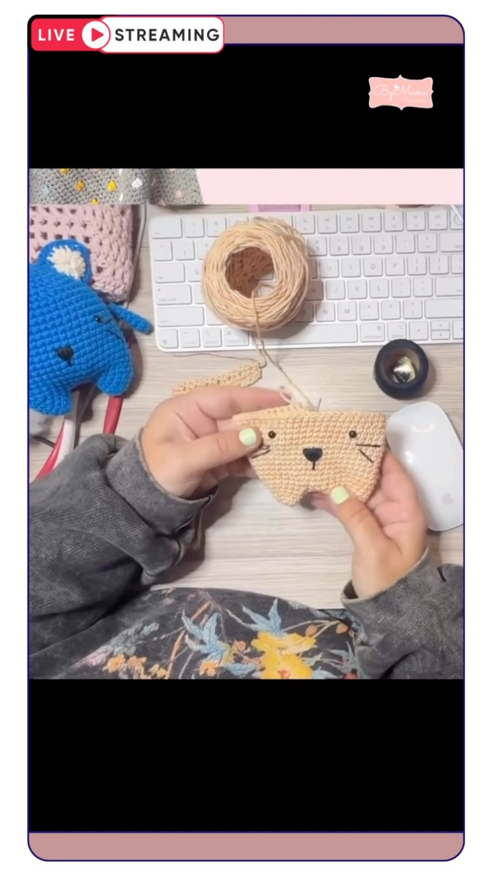 Un pedacito de lo que estuvimos compartiendo hoy en vivo 🧶🐱✨
Estuve tejiendo gatitos para la próxima feria, charlando y disfrutando de crear en compañía. ¡Gracias a quienes se sumaron! 💕
Si te gustan el crochet, los procesos creativos y acompañarme detrás de escena, suscribite a mi canal de YouTube para no perderte los próximos vivos. Encontrás el link en mi bio 🔗
¿Te gustaría que haga más transmisiones tejiendo? Te leo en los comentarios 👇
#Crochet #Amigurumis #TejiendoEnVivo #HechoAMano #EmprendimientoCreativo