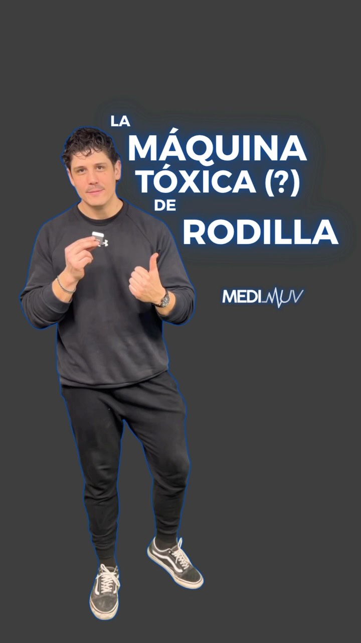 Comenta “REACTIVA” para que formes parte de nuestra comunidad de dolor de rodilla 🦵🏻💥
🚨 ¿TE DUELE LA RODILLA EN LA HACK SQUAT? 🦵🏻🔥
La hack squat es un excelente ejercicio para desarrollar el cuádriceps, pero su recorrido guiado no siempre se adapta a todas las personas.
Si tienes poca movilidad de tobillo, es posible que tu cuerpo compense llevando más la rodilla hacia adelante, aumentando la carga sobre esta articulación y provocando dolor. Y ojo 👀, eso no significa necesariamente que tengas una lesión.
¿Qué puedes probar?👇🏻
✅ Colocar una cuña estable bajo los talones.
✅ Subir ligeramente los pies en la plataforma.
✅ Disminuir la profundidad de la sentadilla.
✅ Reducir la carga.
Y si aun así sigue doliendo… simplemente cambia de ejercicio. No existe una máquina obligatoria para fortalecer tus piernas. 💪🏻
📌 Un detalle importante: adelantar los pies en máquinas con recorrido guiado suele disminuir la demanda sobre la rodilla, pero también reduce el trabajo del cuádriceps y aumenta la participación de los extensores de cadera, especialmente el glúteo mayor.
💬 Si tienes dolor de rodilla y no sabes qué ejercicios hacer, comenta “REACTIVA” y te enviaremos una guía gratuita para ayudarte a recuperarte.
#DolorDeRodilla #HackSquat #Sentadilla #Kinesiología #Rehabilitación