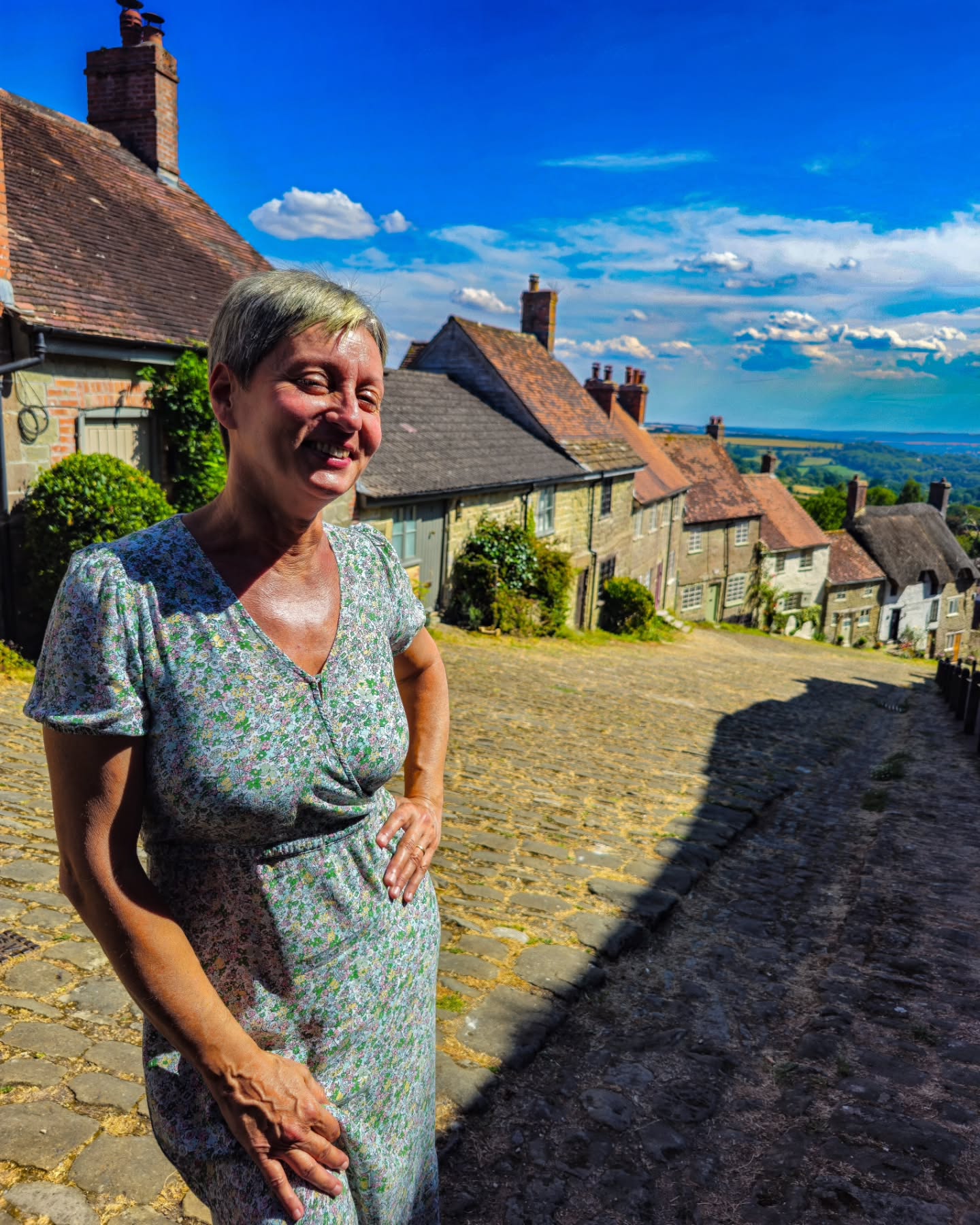 Sapete quale è una delle immagini più iconiche della campagna inglese?
Qualche settimana fa, in occasione del mio compleanno, sono finalmente riuscita ad andare a Shaftesbury, una splendida cittadina medievale nel Dorset, e soprattutto a visitare Gold Hill.
Gold Hill è una famosissima strada acciottolata in discesa diventata celebre grazie alla pubblicità realizzata nel 1973 dalla Hovis, uno dei principali produttori industriali di pane del Regno Unito, e diretta nientepopodimeno che da un giovane Ridley Scott, il regista di capolavori come Alien, Blade Runner, Il Gladiatore e Thelma & Louise.
Nella pubblicità si vede un ragazzo che spinge la sua bicicletta carica di pane su per la ripida salita di Golden Hill, mentre una voce narrante ricorda la semplicità e la bellezza della vita rurale.
Un mix perfetto di nostalgia, cottage antichi e vita di campagna, che ha conquistato il cuore degli inglesi per generazioni ed è stata votata nel 2019 come la pubblicità più amata in assoluto in Inghilterra.
E voi, avete una pubblicità che vi è rimasta nel cuore?
#passionecampagnainglese #pubblicità #shaftesbury #villaggio #goldhill